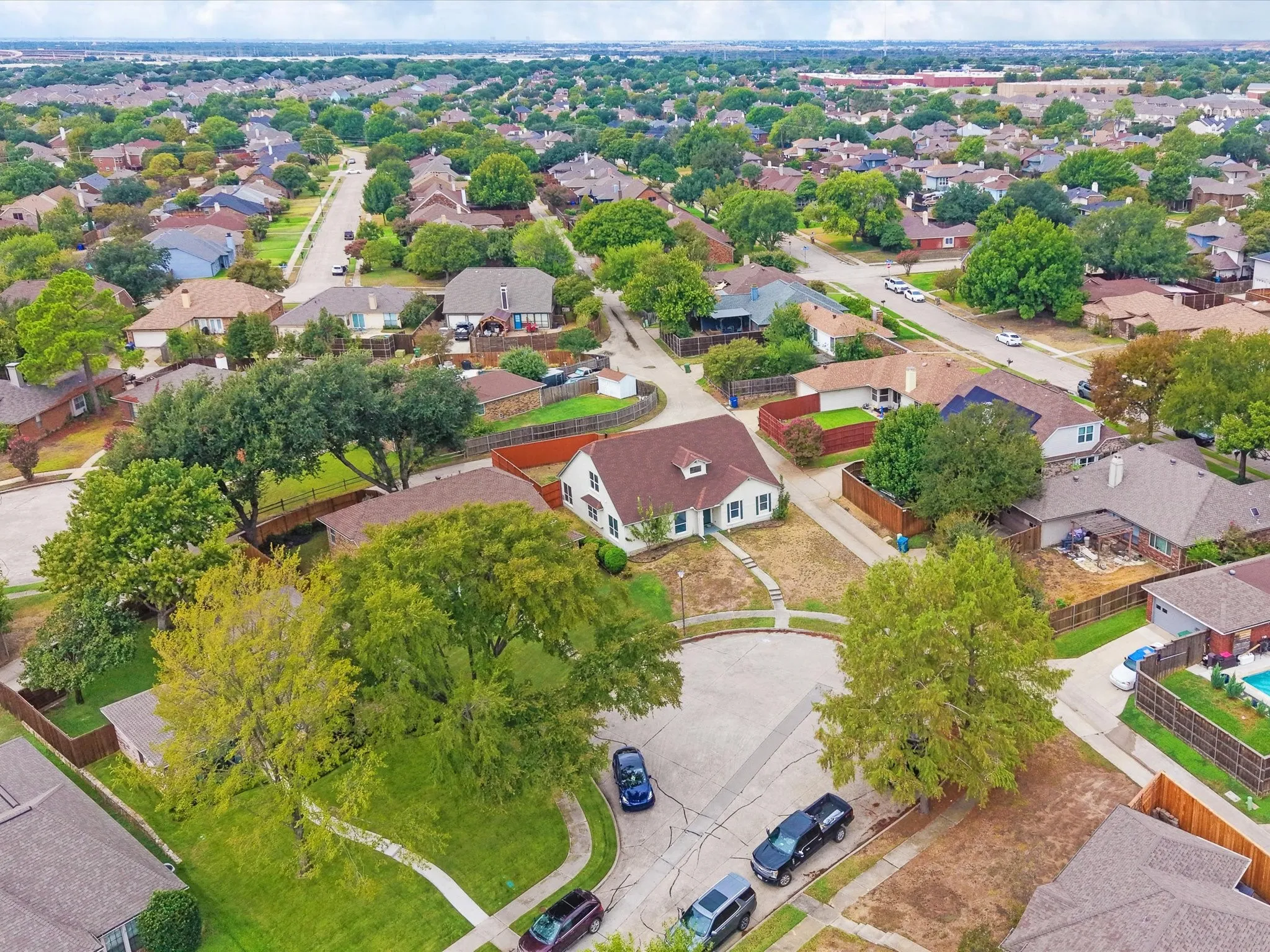 Single Family Residence For Sale in Denton County , 2911 Creekside Court, Carrollton, Texas 75007, 4 Bedroom, 3 Bathroom, 2 Garage spaces, 2,426 Sqft, built in 1985, mls#21402967, Real Estate Agent in Carrollton, Homes For Sale in Denton county, Homes For Sale in Carrollton, Realtor in Carrollton Texas, Real Estate Brokerage Independent Realty Texas, Luminita Cordes Realtor
