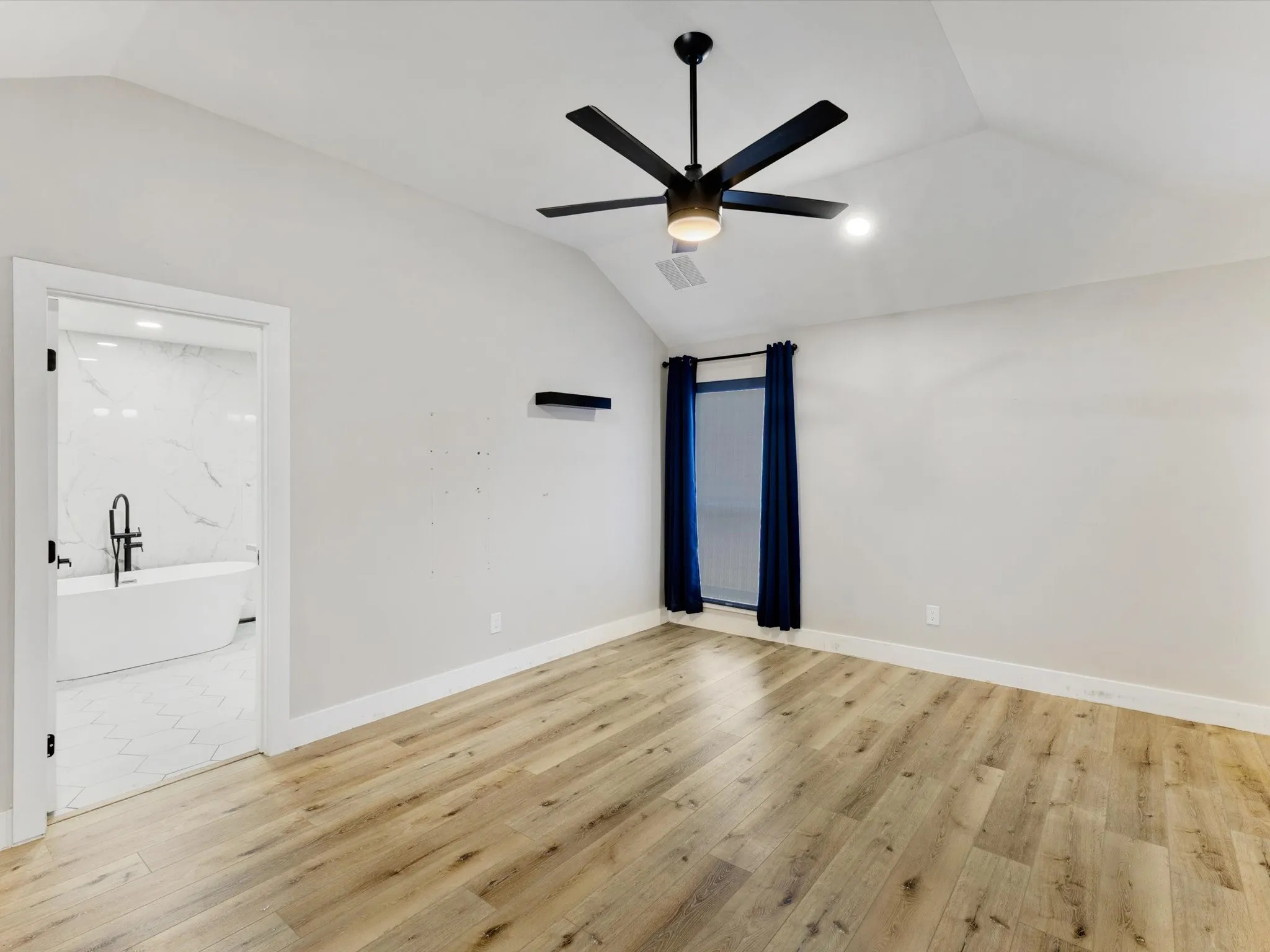 Single Family Residence For Sale in Denton County , 2911 Creekside Court, Carrollton, Texas 75007, 4 Bedroom, 3 Bathroom, 2 Garage spaces, 2,426 Sqft, built in 1985, mls#21402967, Real Estate Agent in Carrollton, Homes For Sale in Denton county, Homes For Sale in Carrollton, Realtor in Carrollton Texas, Real Estate Brokerage Independent Realty Texas, Luminita Cordes Realtor
