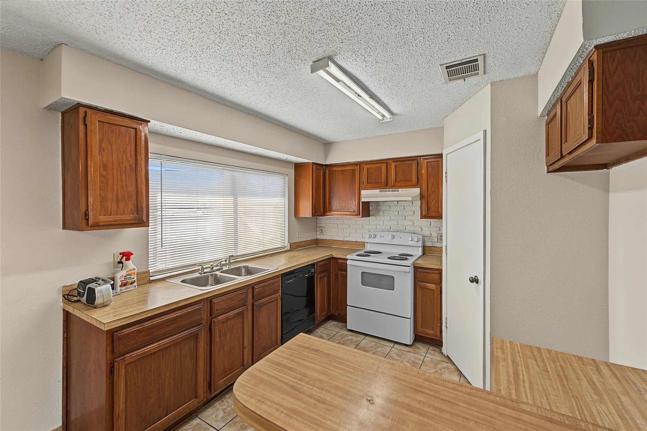 Single Family Residence For Sale in Dallas County , 206 Southerland Avenue, Mesquite, Texas 75150, 3 Bedroom, 2 Bathroom, 2 Garage spaces, 1,512 Sqft, built in 1982, mls#21401113, Real Estate Agent in Mesquite, Homes For Sale in Dallas county, Homes For Sale in Mesquite, Realtor in Mesquite Texas, Real Estate Brokerage Independent Realty Texas, Luminita Cordes Realtor