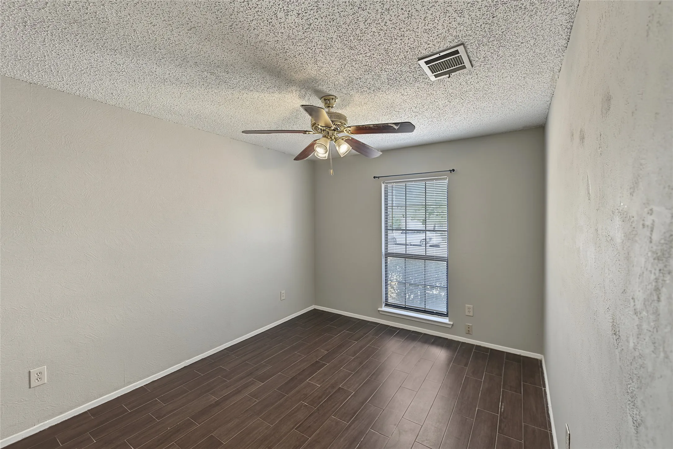 Single Family Residence For Sale in Dallas County , 206 Southerland Avenue, Mesquite, Texas 75150, 3 Bedroom, 2 Bathroom, 2 Garage spaces, 1,512 Sqft, built in 1982, mls#21401113, Real Estate Agent in Mesquite, Homes For Sale in Dallas county, Homes For Sale in Mesquite, Realtor in Mesquite Texas, Real Estate Brokerage Independent Realty Texas, Luminita Cordes Realtor