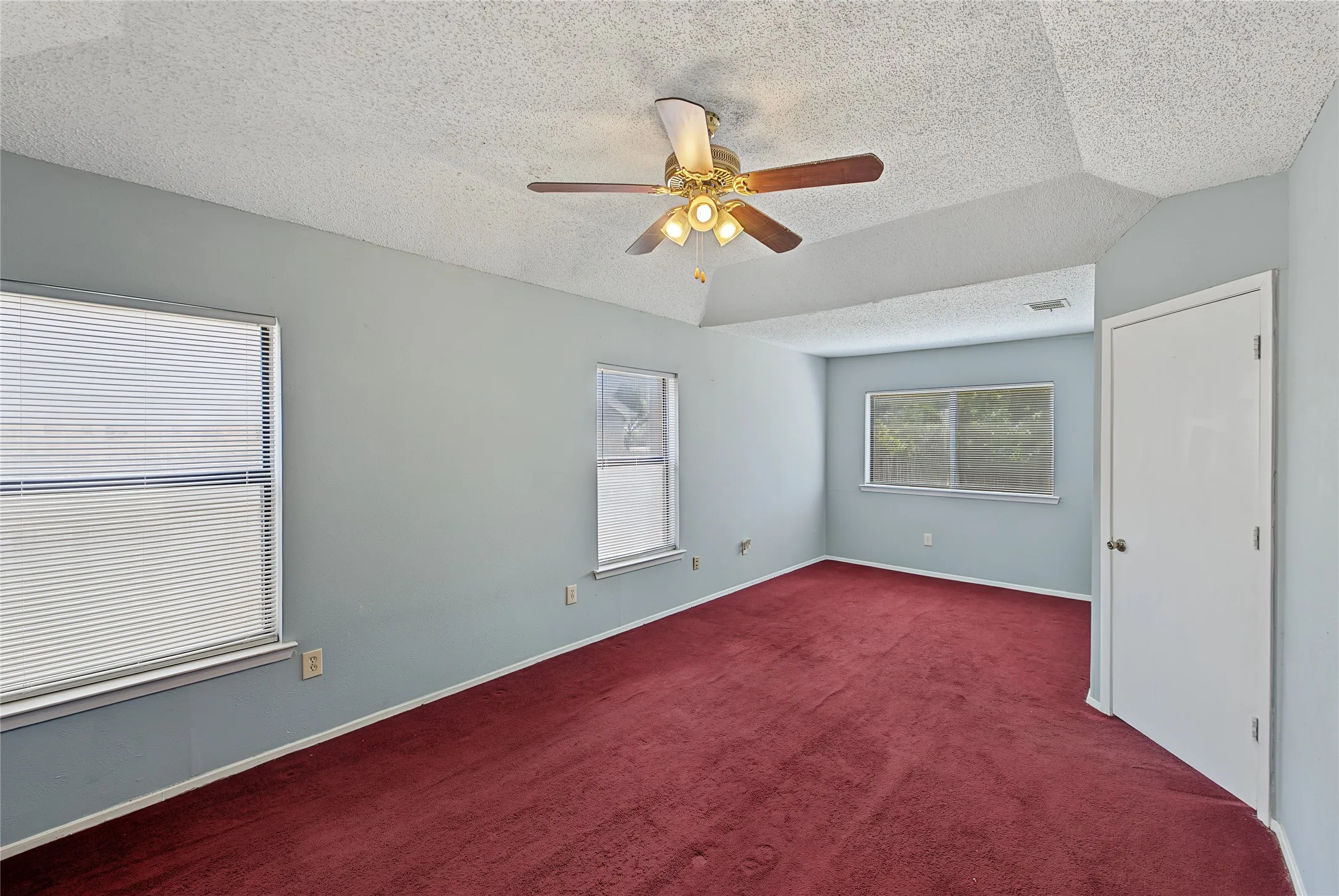 Single Family Residence For Sale in Dallas County , 206 Southerland Avenue, Mesquite, Texas 75150, 3 Bedroom, 2 Bathroom, 2 Garage spaces, 1,512 Sqft, built in 1982, mls#21401113, Real Estate Agent in Mesquite, Homes For Sale in Dallas county, Homes For Sale in Mesquite, Realtor in Mesquite Texas, Real Estate Brokerage Independent Realty Texas, Luminita Cordes Realtor