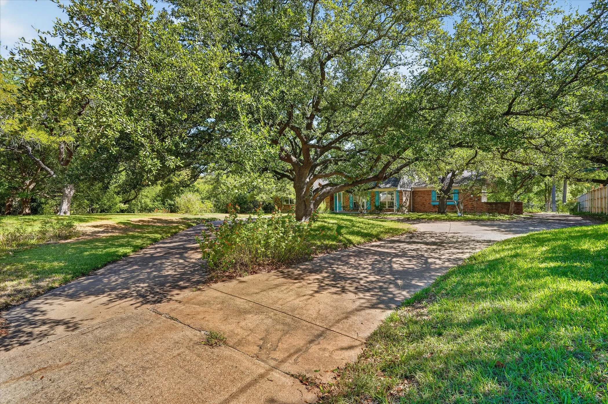 Single Family Residence For Rent in Dallas County , 9584 Ash Creek Drive, Dallas, Texas 75228, 4 Bedroom, 3 Bathroom, 3 Garage spaces, 2,520 Sqft, built in 1966, mls#21404645, Real Estate Agent in Dallas, Homes For Rent in Dallas county, Homes For Rent in Dallas, Realtor in Dallas Texas, Real Estate Brokerage Independent Realty Texas, Luminita Cordes Realtor