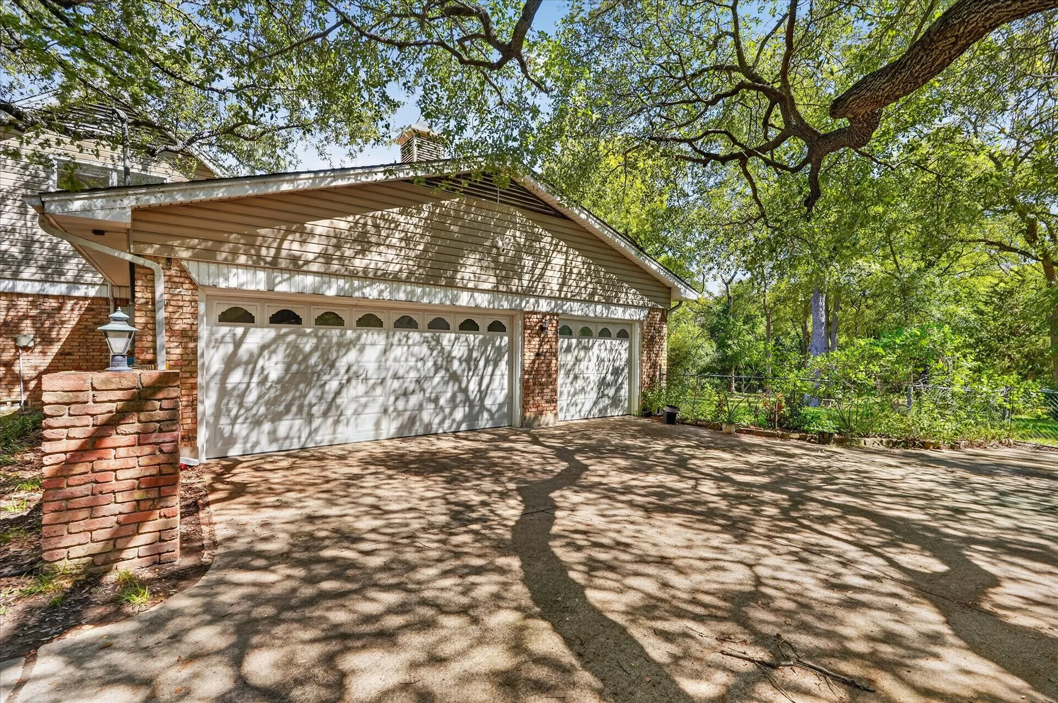 Single Family Residence For Rent in Dallas County , 9584 Ash Creek Drive, Dallas, Texas 75228, 4 Bedroom, 3 Bathroom, 3 Garage spaces, 2,520 Sqft, built in 1966, mls#21404645, Real Estate Agent in Dallas, Homes For Rent in Dallas county, Homes For Rent in Dallas, Realtor in Dallas Texas, Real Estate Brokerage Independent Realty Texas, Luminita Cordes Realtor