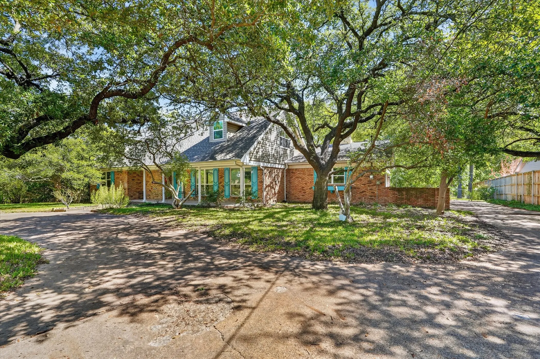 Single Family Residence For Rent in Dallas County , 9584 Ash Creek Drive, Dallas, Texas 75228, 4 Bedroom, 3 Bathroom, 3 Garage spaces, 2,520 Sqft, built in 1966, mls#21404645, Real Estate Agent in Dallas, Homes For Rent in Dallas county, Homes For Rent in Dallas, Realtor in Dallas Texas, Real Estate Brokerage Independent Realty Texas, Luminita Cordes Realtor