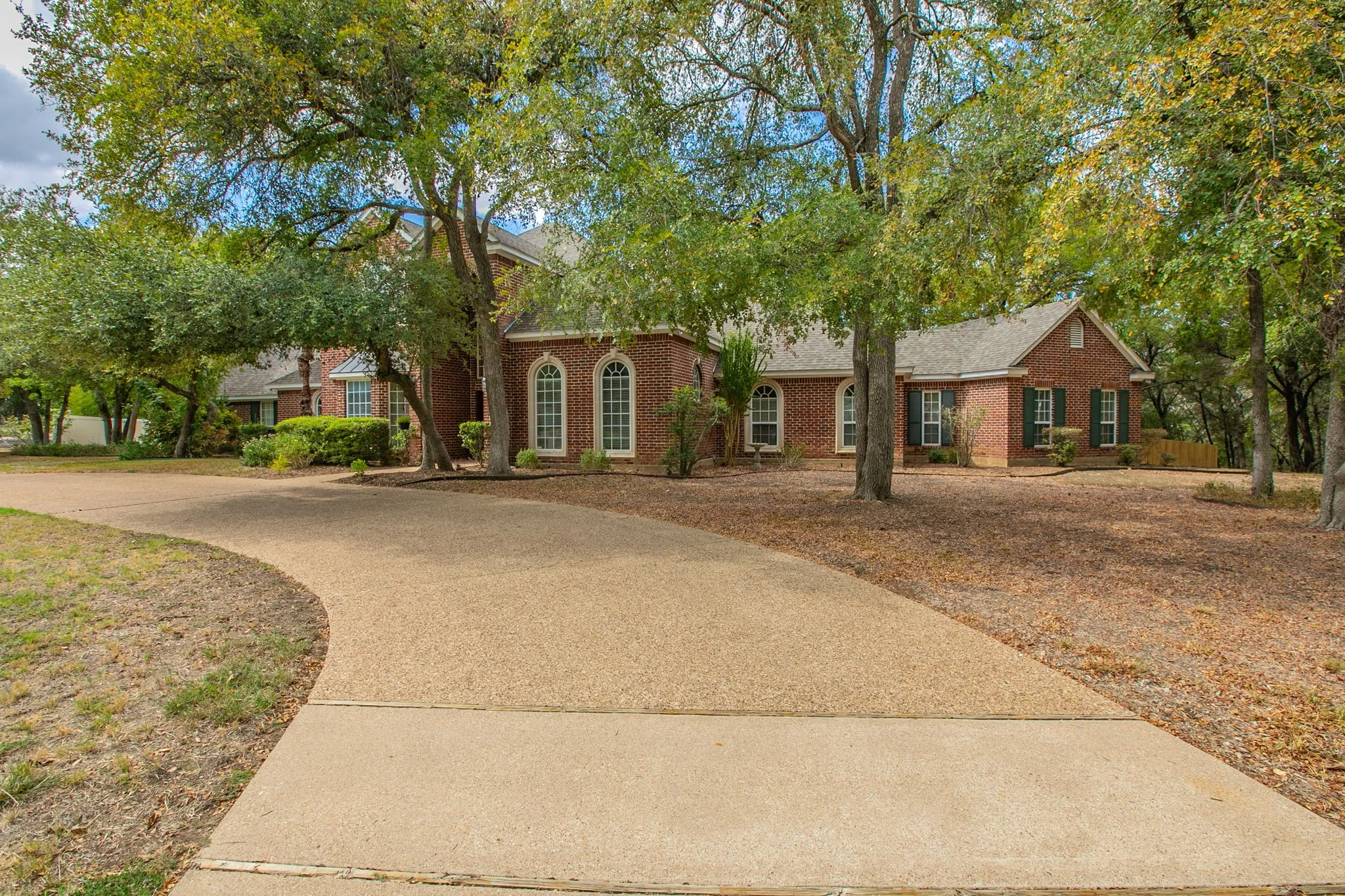 Single Family Residence For Sale in Mc Lennan County , 1051 Hidden Valley Court, Mc Gregor, Texas 76657, 4 Bedroom, 4 Bathroom, 3 Garage spaces, 3,558 Sqft, built in 1998, mls#21401992, Real Estate Agent in Mc Gregor, Homes For Sale in Mc Lennan county, Homes For Sale in Mc Gregor, Realtor in Mc Gregor Texas, Real Estate Brokerage Independent Realty Texas, Luminita Cordes Realtor