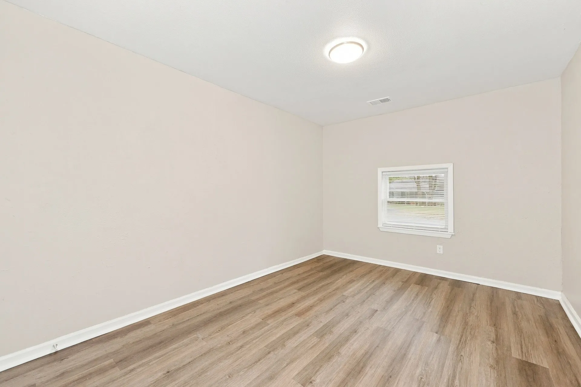 Single Family Residence For Rent in Dallas County , 319 Royal Avenue, Duncanville, Texas 75137, 4 Bedroom, 3 Bathroom, 1 Garage spaces, 1,430 Sqft, built in 1962, mls#21404655, Real Estate Agent in Duncanville, Homes For Rent in Dallas county, Homes For Rent in Duncanville, Realtor in Duncanville Texas, Real Estate Brokerage Independent Realty Texas, Luminita Cordes Realtor