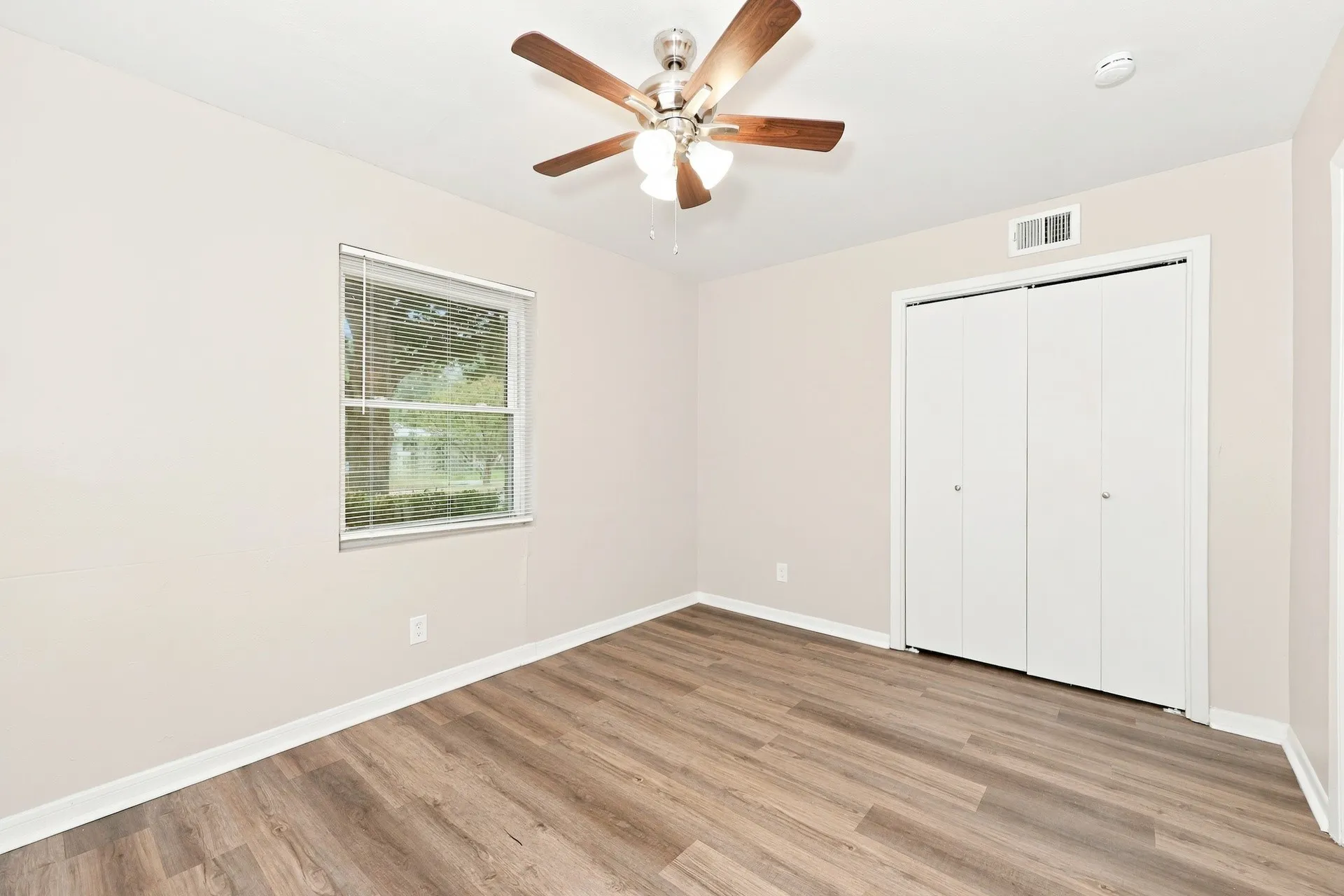 Single Family Residence For Rent in Dallas County , 319 Royal Avenue, Duncanville, Texas 75137, 4 Bedroom, 3 Bathroom, 1 Garage spaces, 1,430 Sqft, built in 1962, mls#21404655, Real Estate Agent in Duncanville, Homes For Rent in Dallas county, Homes For Rent in Duncanville, Realtor in Duncanville Texas, Real Estate Brokerage Independent Realty Texas, Luminita Cordes Realtor