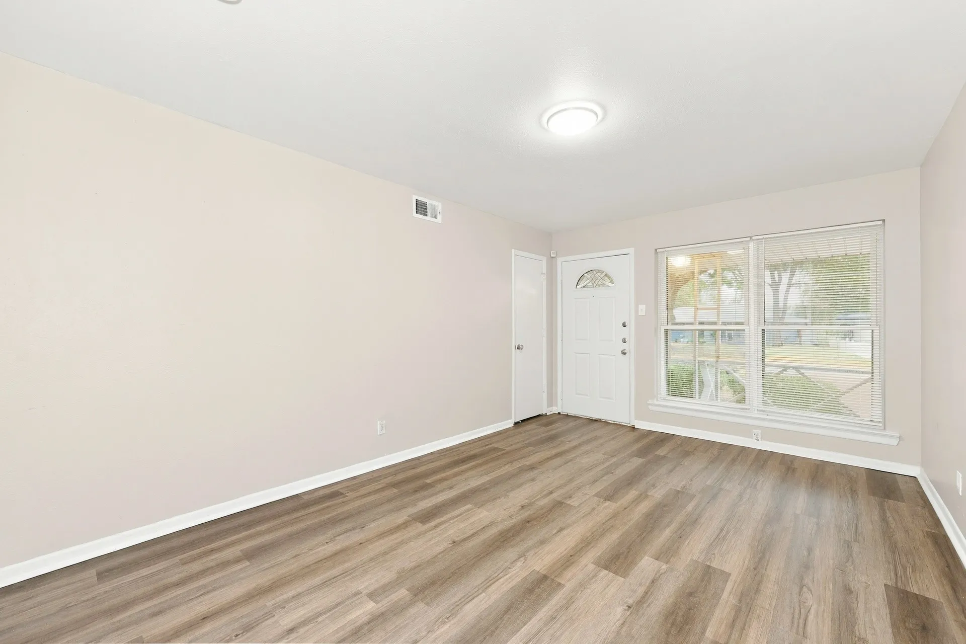 Single Family Residence For Rent in Dallas County , 319 Royal Avenue, Duncanville, Texas 75137, 4 Bedroom, 3 Bathroom, 1 Garage spaces, 1,430 Sqft, built in 1962, mls#21404655, Real Estate Agent in Duncanville, Homes For Rent in Dallas county, Homes For Rent in Duncanville, Realtor in Duncanville Texas, Real Estate Brokerage Independent Realty Texas, Luminita Cordes Realtor