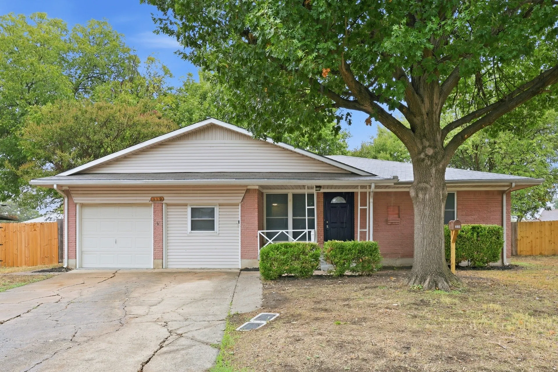 Single Family Residence For Rent in Dallas County , 319 Royal Avenue, Duncanville, Texas 75137, 4 Bedroom, 3 Bathroom, 1 Garage spaces, 1,430 Sqft, built in 1962, mls#21404655, Real Estate Agent in Duncanville, Homes For Rent in Dallas county, Homes For Rent in Duncanville, Realtor in Duncanville Texas, Real Estate Brokerage Independent Realty Texas, Luminita Cordes Realtor