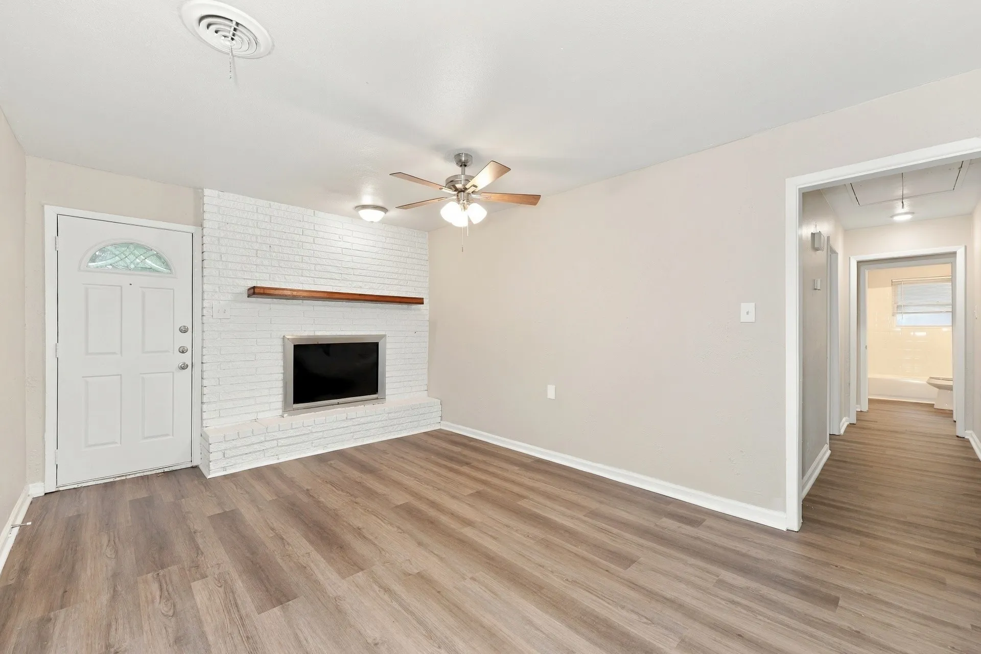 Single Family Residence For Rent in Dallas County , 319 Royal Avenue, Duncanville, Texas 75137, 4 Bedroom, 3 Bathroom, 1 Garage spaces, 1,430 Sqft, built in 1962, mls#21404655, Real Estate Agent in Duncanville, Homes For Rent in Dallas county, Homes For Rent in Duncanville, Realtor in Duncanville Texas, Real Estate Brokerage Independent Realty Texas, Luminita Cordes Realtor