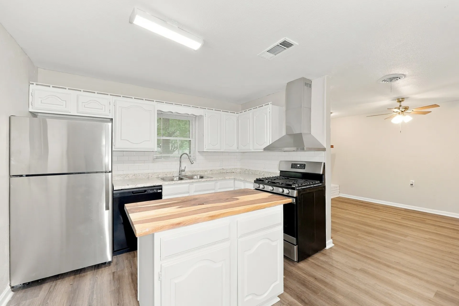 Single Family Residence For Rent in Dallas County , 319 Royal Avenue, Duncanville, Texas 75137, 4 Bedroom, 3 Bathroom, 1 Garage spaces, 1,430 Sqft, built in 1962, mls#21404655, Real Estate Agent in Duncanville, Homes For Rent in Dallas county, Homes For Rent in Duncanville, Realtor in Duncanville Texas, Real Estate Brokerage Independent Realty Texas, Luminita Cordes Realtor