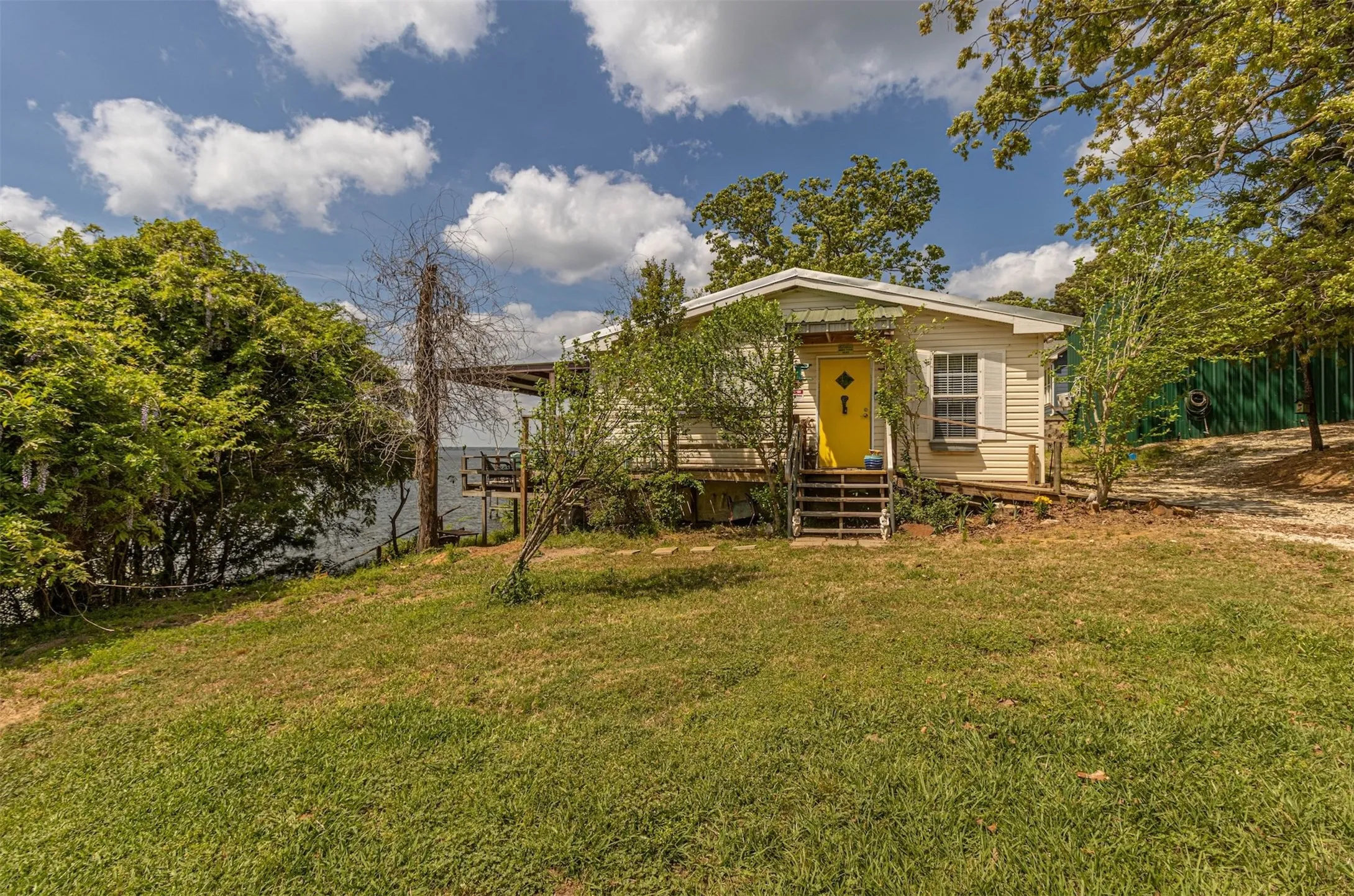 Mobile Home For Sale in Cherokee County , 489 Martha Street, Bullard, Texas 75757, 3 Bedroom, 2 Bathroom, Garage spaces, 1,323 Sqft, built in 2004, mls#21404668, Real Estate Agent in Bullard, Homes For Sale in Cherokee county, Homes For Sale in Bullard, Realtor in Bullard Texas, Real Estate Brokerage Independent Realty Texas, Luminita Cordes Realtor