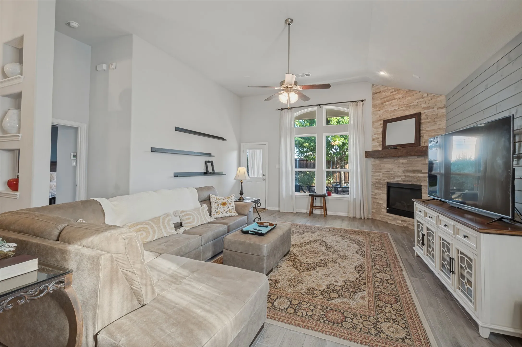 Single Family Residence For Sale in Denton County , 629 Wilmington Lane, Aubrey, Texas 76227, 4 Bedroom, 3 Bathroom, 2 Garage spaces, 2,542 Sqft, built in 2016, mls#21395526, Real Estate Agent in Aubrey, Homes For Sale in Denton county, Homes For Sale in Aubrey, Realtor in Aubrey Texas, Real Estate Brokerage Independent Realty Texas, Luminita Cordes Realtor