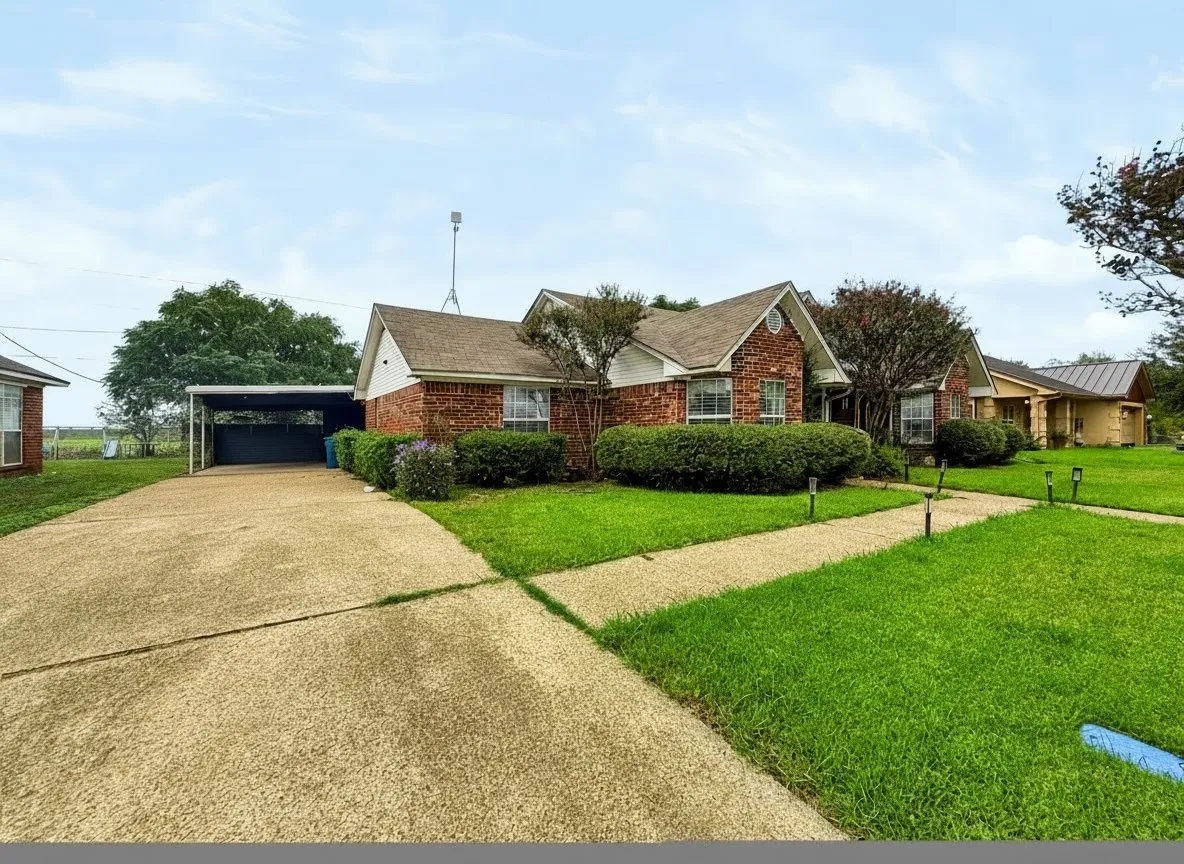 Single Family Residence For Sale in Limestone County , 816 Crestline Drive, Mexia, Texas 76667, 4 Bedroom, 2 Bathroom, 2 Garage spaces, 1,823 Sqft, built in 2003, mls#21403391, Real Estate Agent in Mexia, Homes For Sale in Limestone county, Homes For Sale in Mexia, Realtor in Mexia Texas, Real Estate Brokerage Independent Realty Texas, Luminita Cordes Realtor