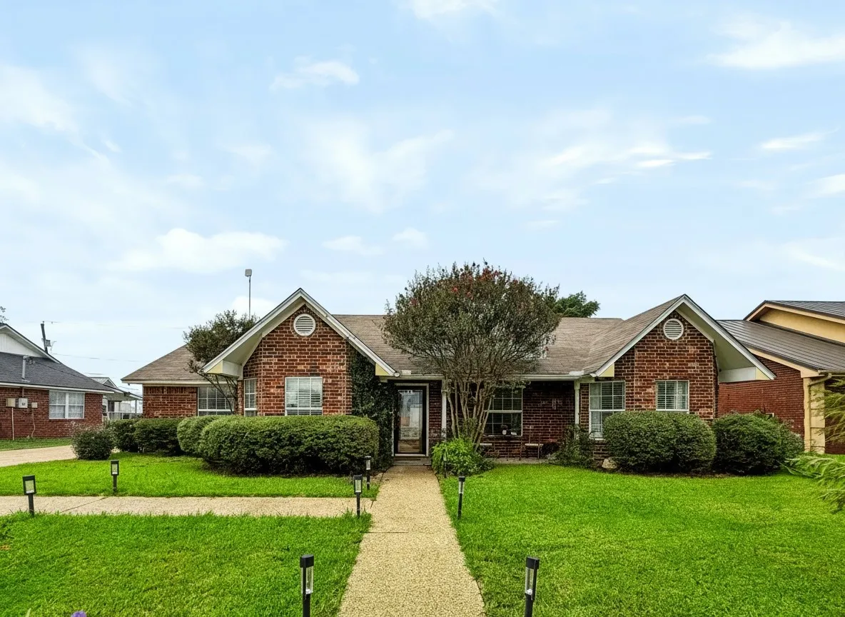 Single Family Residence For Sale in Limestone County , 816 Crestline Drive, Mexia, Texas 76667, 4 Bedroom, 2 Bathroom, 2 Garage spaces, 1,823 Sqft, built in 2003, mls#21403391, Real Estate Agent in Mexia, Homes For Sale in Limestone county, Homes For Sale in Mexia, Realtor in Mexia Texas, Real Estate Brokerage Independent Realty Texas, Luminita Cordes Realtor