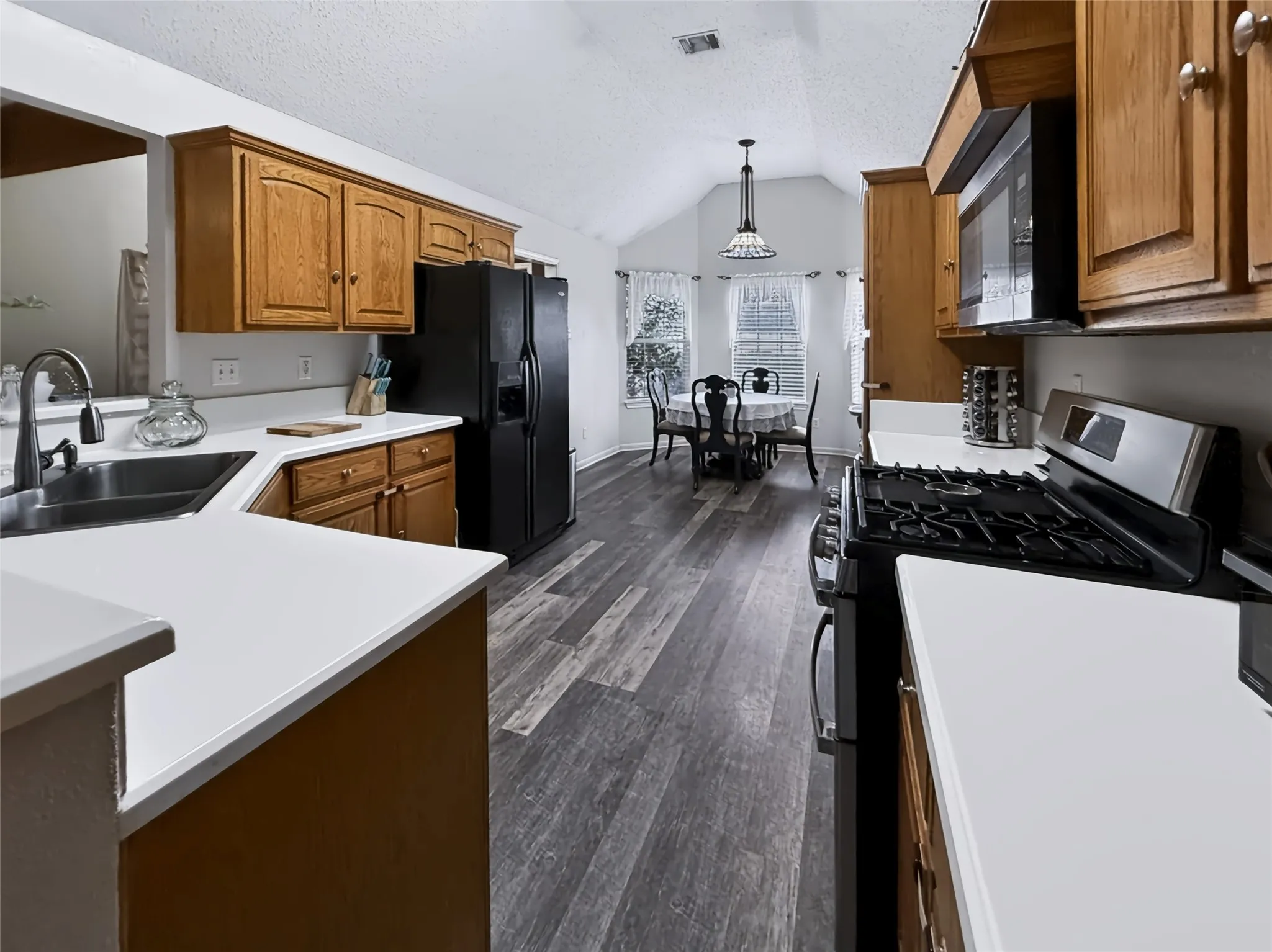 Single Family Residence For Sale in Limestone County , 816 Crestline Drive, Mexia, Texas 76667, 4 Bedroom, 2 Bathroom, 2 Garage spaces, 1,823 Sqft, built in 2003, mls#21403391, Real Estate Agent in Mexia, Homes For Sale in Limestone county, Homes For Sale in Mexia, Realtor in Mexia Texas, Real Estate Brokerage Independent Realty Texas, Luminita Cordes Realtor