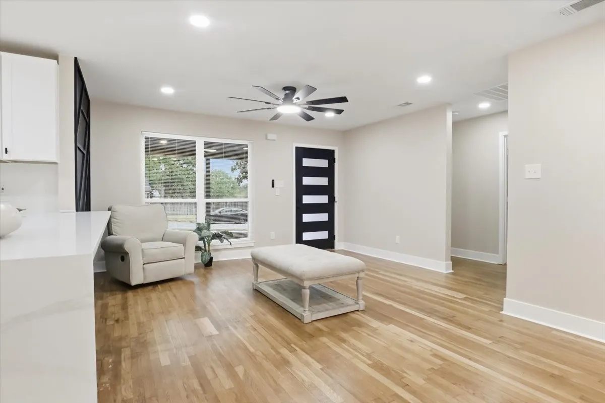 Single Family Residence For Sale in Tarrant County , 2900 Hunter Street, Fort Worth, Texas 76112, 4 Bedroom, 2 Bathroom, Garage spaces, 1,539 Sqft, built in 1948, mls#21404672, Real Estate Agent in Fort Worth, Homes For Sale in Tarrant county, Homes For Sale in Fort Worth, Realtor in Fort Worth Texas, Real Estate Brokerage Independent Realty Texas, Luminita Cordes Realtor
