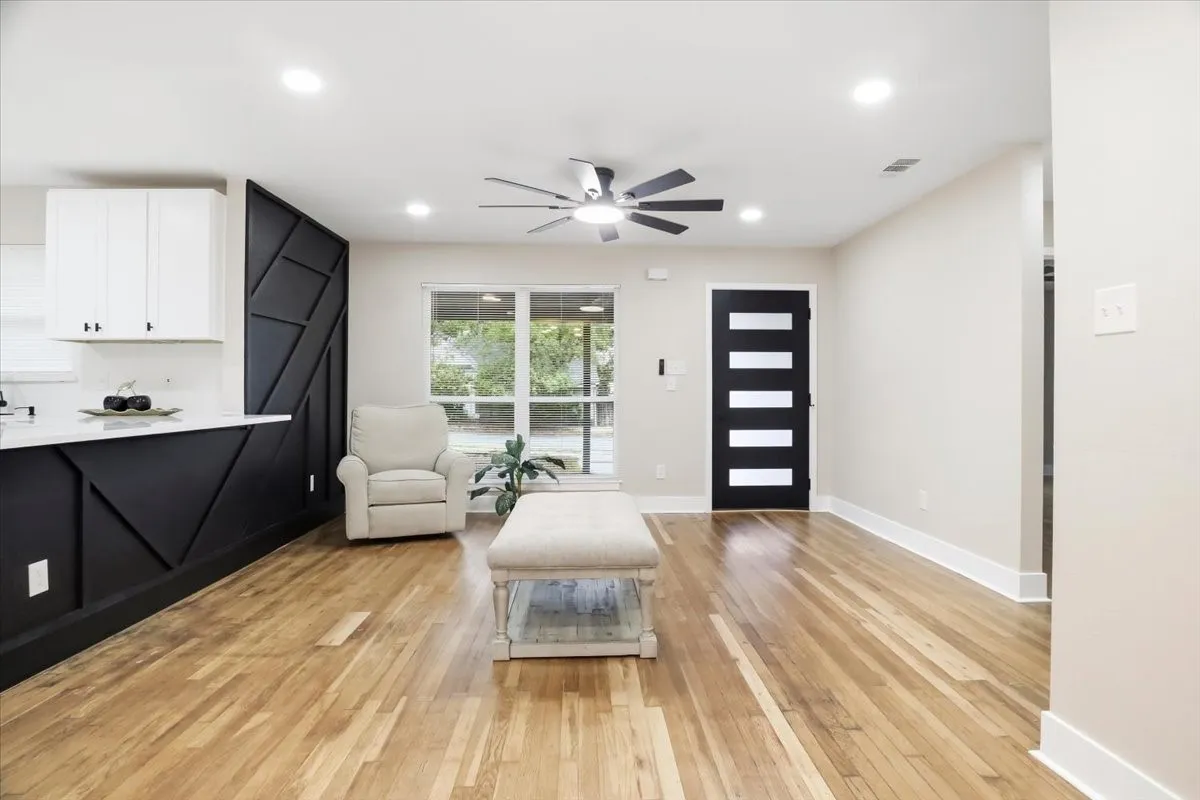Single Family Residence For Sale in Tarrant County , 2900 Hunter Street, Fort Worth, Texas 76112, 4 Bedroom, 2 Bathroom, Garage spaces, 1,539 Sqft, built in 1948, mls#21404672, Real Estate Agent in Fort Worth, Homes For Sale in Tarrant county, Homes For Sale in Fort Worth, Realtor in Fort Worth Texas, Real Estate Brokerage Independent Realty Texas, Luminita Cordes Realtor