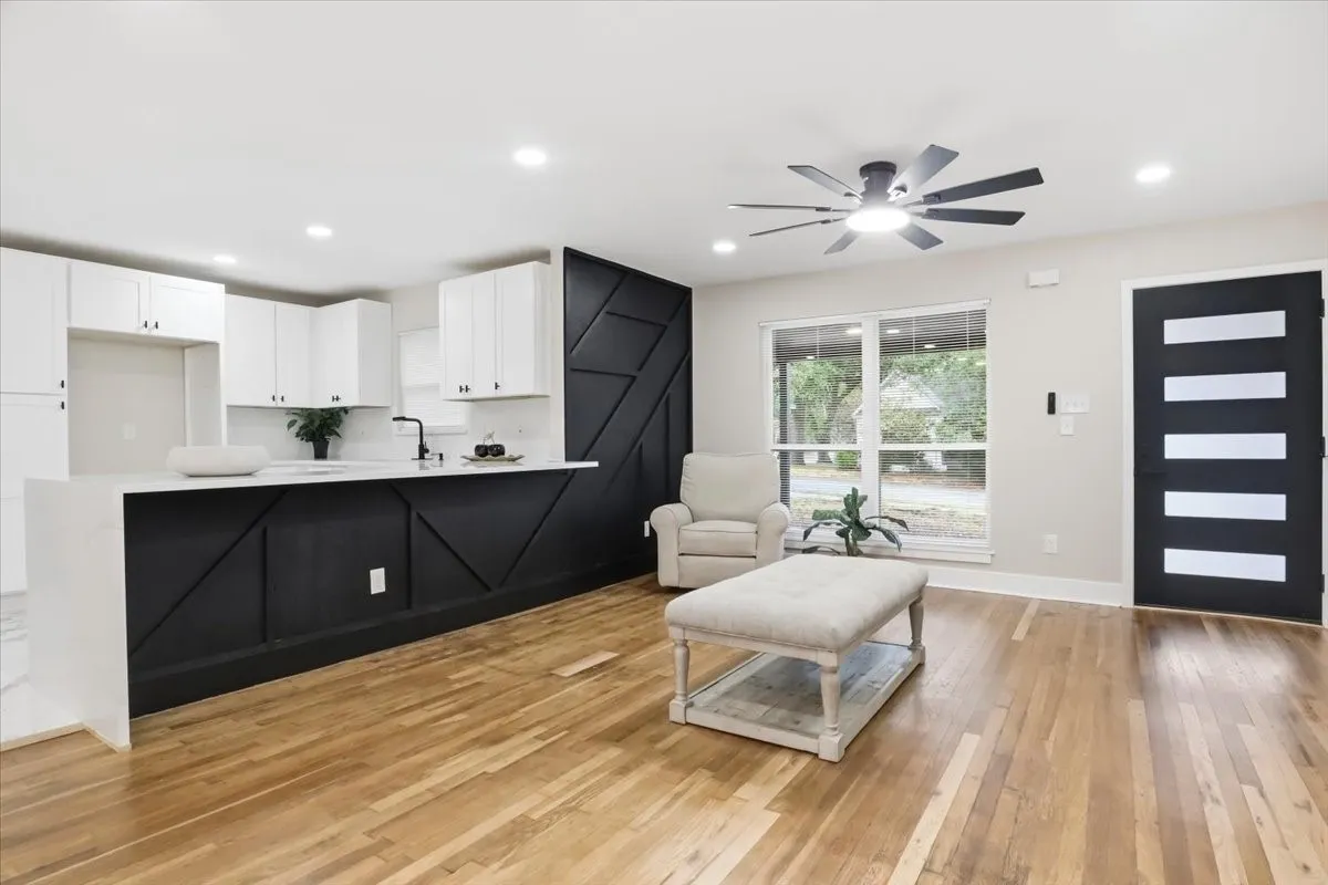 Single Family Residence For Sale in Tarrant County , 2900 Hunter Street, Fort Worth, Texas 76112, 4 Bedroom, 2 Bathroom, Garage spaces, 1,539 Sqft, built in 1948, mls#21404672, Real Estate Agent in Fort Worth, Homes For Sale in Tarrant county, Homes For Sale in Fort Worth, Realtor in Fort Worth Texas, Real Estate Brokerage Independent Realty Texas, Luminita Cordes Realtor