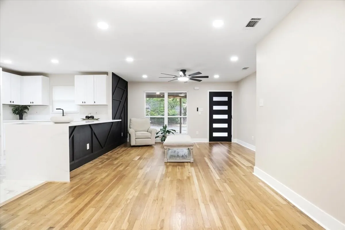 Single Family Residence For Sale in Tarrant County , 2900 Hunter Street, Fort Worth, Texas 76112, 4 Bedroom, 2 Bathroom, Garage spaces, 1,539 Sqft, built in 1948, mls#21404672, Real Estate Agent in Fort Worth, Homes For Sale in Tarrant county, Homes For Sale in Fort Worth, Realtor in Fort Worth Texas, Real Estate Brokerage Independent Realty Texas, Luminita Cordes Realtor