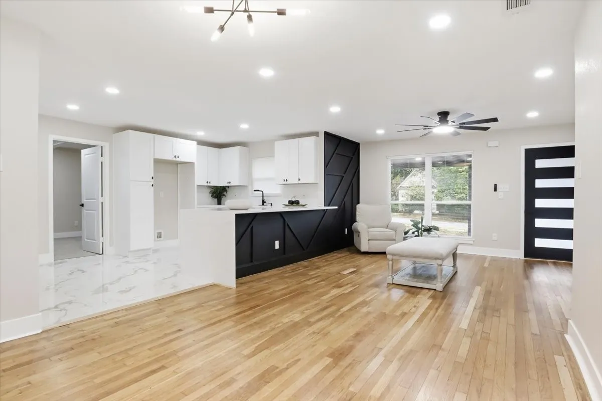 Single Family Residence For Sale in Tarrant County , 2900 Hunter Street, Fort Worth, Texas 76112, 4 Bedroom, 2 Bathroom, Garage spaces, 1,539 Sqft, built in 1948, mls#21404672, Real Estate Agent in Fort Worth, Homes For Sale in Tarrant county, Homes For Sale in Fort Worth, Realtor in Fort Worth Texas, Real Estate Brokerage Independent Realty Texas, Luminita Cordes Realtor