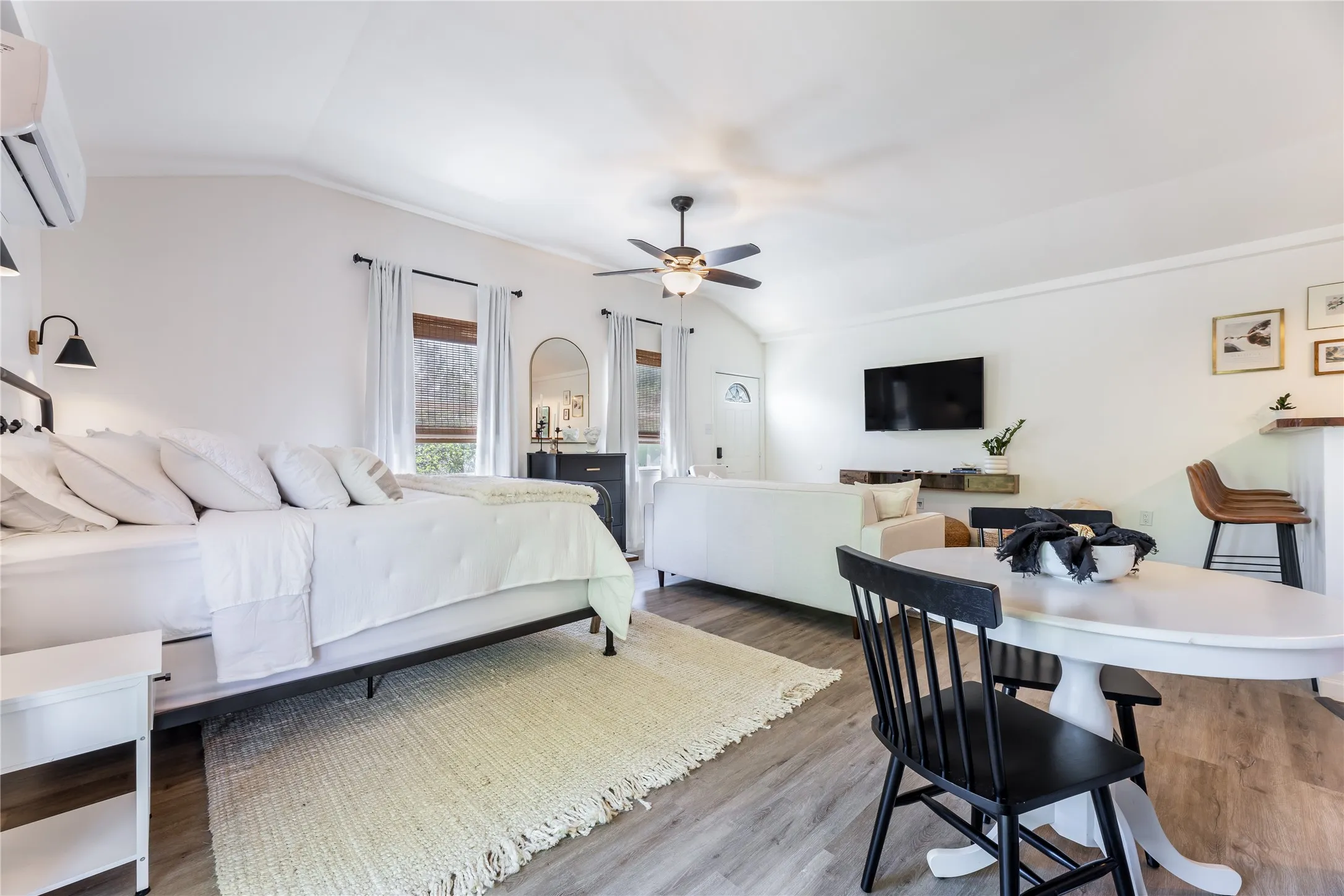 Single Family Residence For Rent in Dallas County , 2402 Misty Lane, Carrollton, Texas 75006, 1 Bedroom, 1 Bathroom, Garage spaces, 600 Sqft, built in 1966, mls#21404675, Real Estate Agent in Carrollton, Homes For Rent in Dallas county, Homes For Rent in Carrollton, Realtor in Carrollton Texas, Real Estate Brokerage Independent Realty Texas, Luminita Cordes Realtor