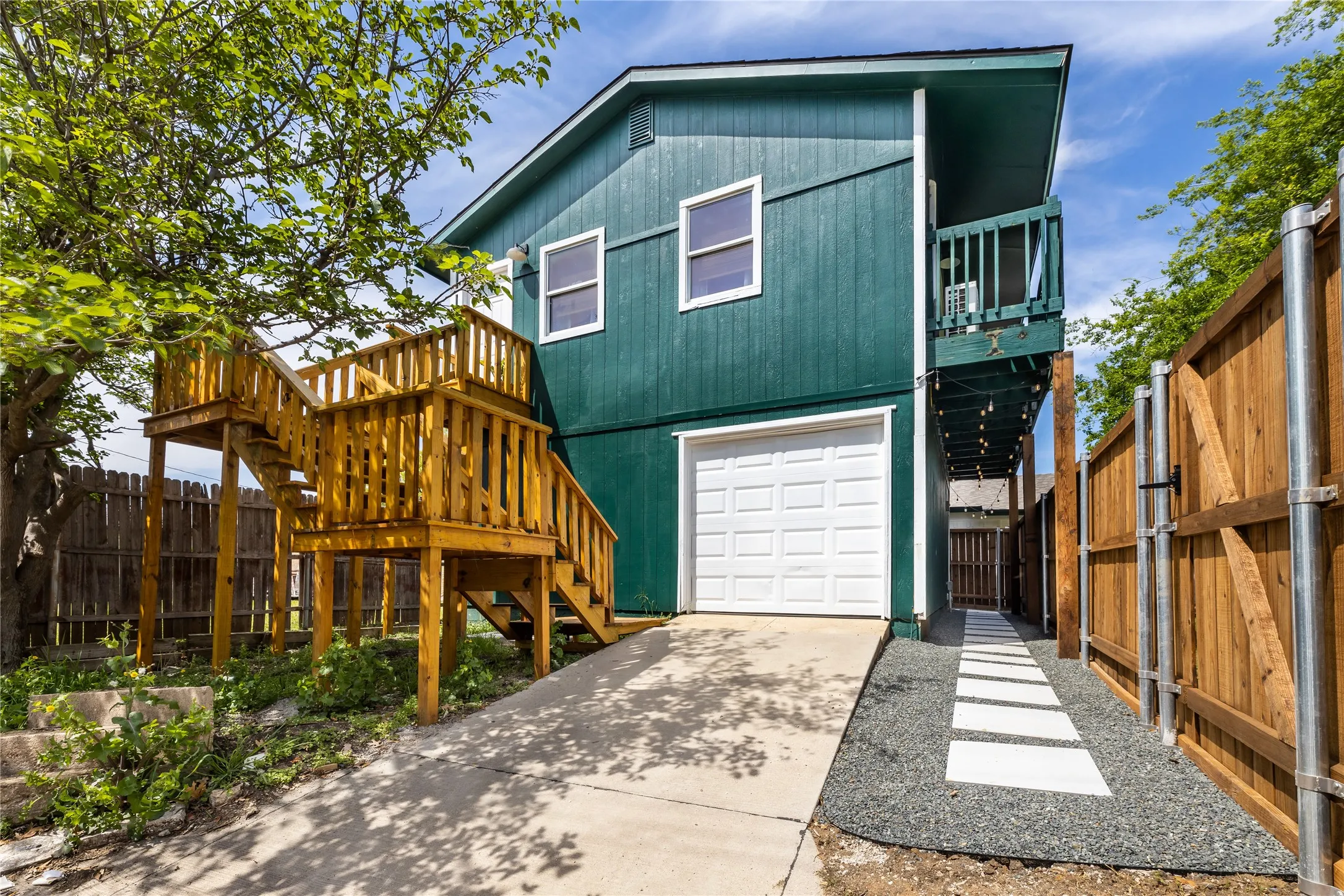 Single Family Residence For Rent in Dallas County , 2402 Misty Lane, Carrollton, Texas 75006, 1 Bedroom, 1 Bathroom, Garage spaces, 600 Sqft, built in 1966, mls#21404675, Real Estate Agent in Carrollton, Homes For Rent in Dallas county, Homes For Rent in Carrollton, Realtor in Carrollton Texas, Real Estate Brokerage Independent Realty Texas, Luminita Cordes Realtor