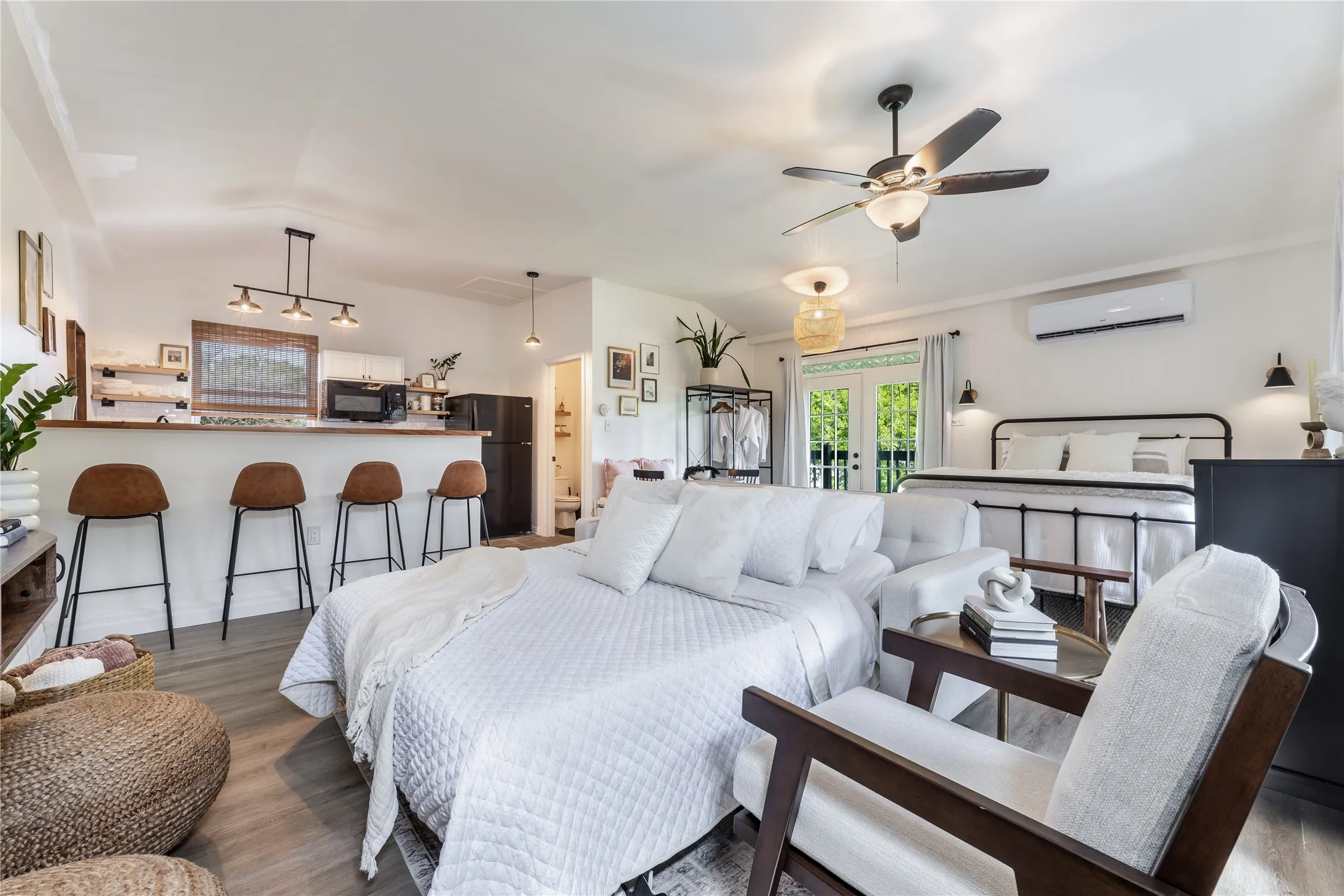 Single Family Residence For Rent in Dallas County , 2402 Misty Lane, Carrollton, Texas 75006, 1 Bedroom, 1 Bathroom, Garage spaces, 600 Sqft, built in 1966, mls#21404675, Real Estate Agent in Carrollton, Homes For Rent in Dallas county, Homes For Rent in Carrollton, Realtor in Carrollton Texas, Real Estate Brokerage Independent Realty Texas, Luminita Cordes Realtor