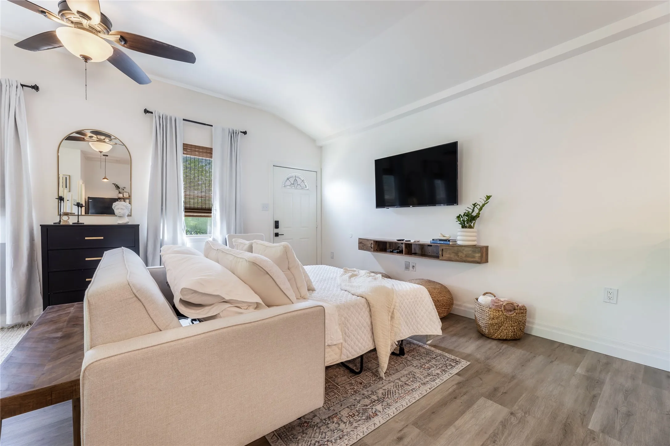 Single Family Residence For Rent in Dallas County , 2402 Misty Lane, Carrollton, Texas 75006, 1 Bedroom, 1 Bathroom, Garage spaces, 600 Sqft, built in 1966, mls#21404675, Real Estate Agent in Carrollton, Homes For Rent in Dallas county, Homes For Rent in Carrollton, Realtor in Carrollton Texas, Real Estate Brokerage Independent Realty Texas, Luminita Cordes Realtor