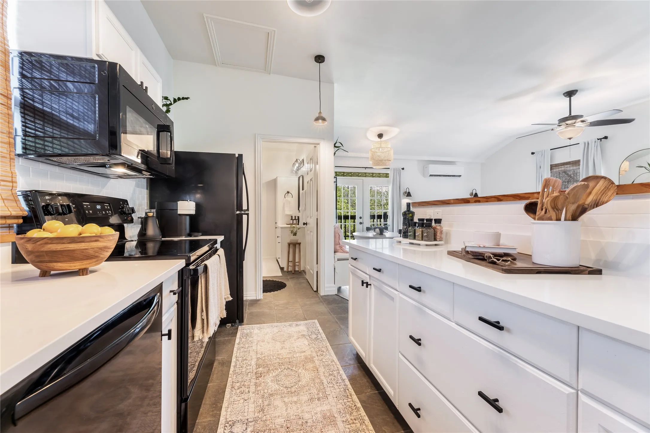 Single Family Residence For Rent in Dallas County , 2402 Misty Lane, Carrollton, Texas 75006, 1 Bedroom, 1 Bathroom, Garage spaces, 600 Sqft, built in 1966, mls#21404675, Real Estate Agent in Carrollton, Homes For Rent in Dallas county, Homes For Rent in Carrollton, Realtor in Carrollton Texas, Real Estate Brokerage Independent Realty Texas, Luminita Cordes Realtor