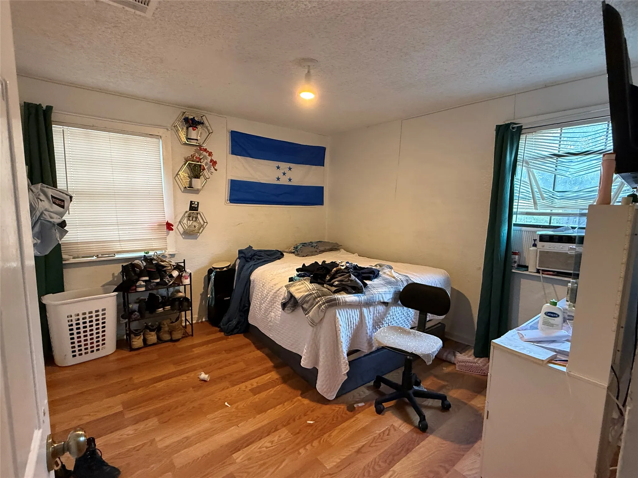 Single Family Residence For Sale in Tarrant County , 4100 Chickasaw Avenue, Fort Worth, Texas 76119, 3 Bedroom, 2 Bathroom, Garage spaces, 1,170 Sqft, built in 1952, mls#21404680, Real Estate Agent in Fort Worth, Homes For Sale in Tarrant county, Homes For Sale in Fort Worth, Realtor in Fort Worth Texas, Real Estate Brokerage Independent Realty Texas, Luminita Cordes Realtor