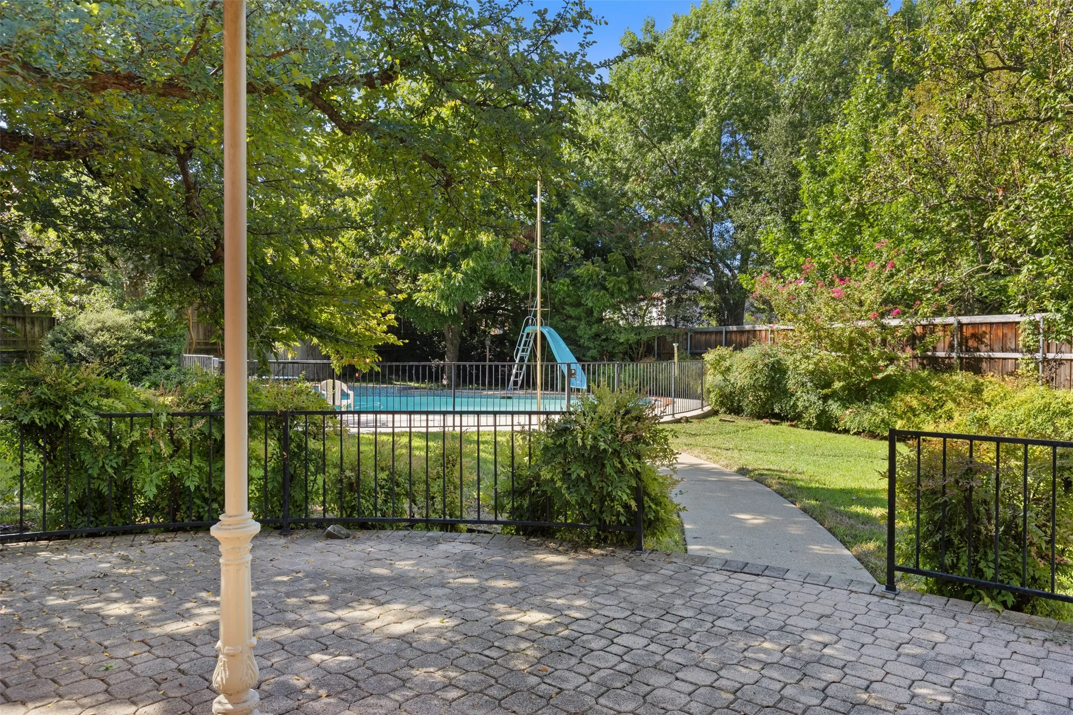 Single Family Residence For Sale in Dallas County , 7010 S Janmar Drive, Dallas, Texas 75230, 6 Bedroom, 4 Bathroom, 3 Garage spaces, 3,193 Sqft, built in 1958, mls#21404600, Real Estate Agent in Dallas, Homes For Sale in Dallas county, Homes For Sale in Dallas, Realtor in Dallas Texas, Real Estate Brokerage Independent Realty Texas, Luminita Cordes Realtor