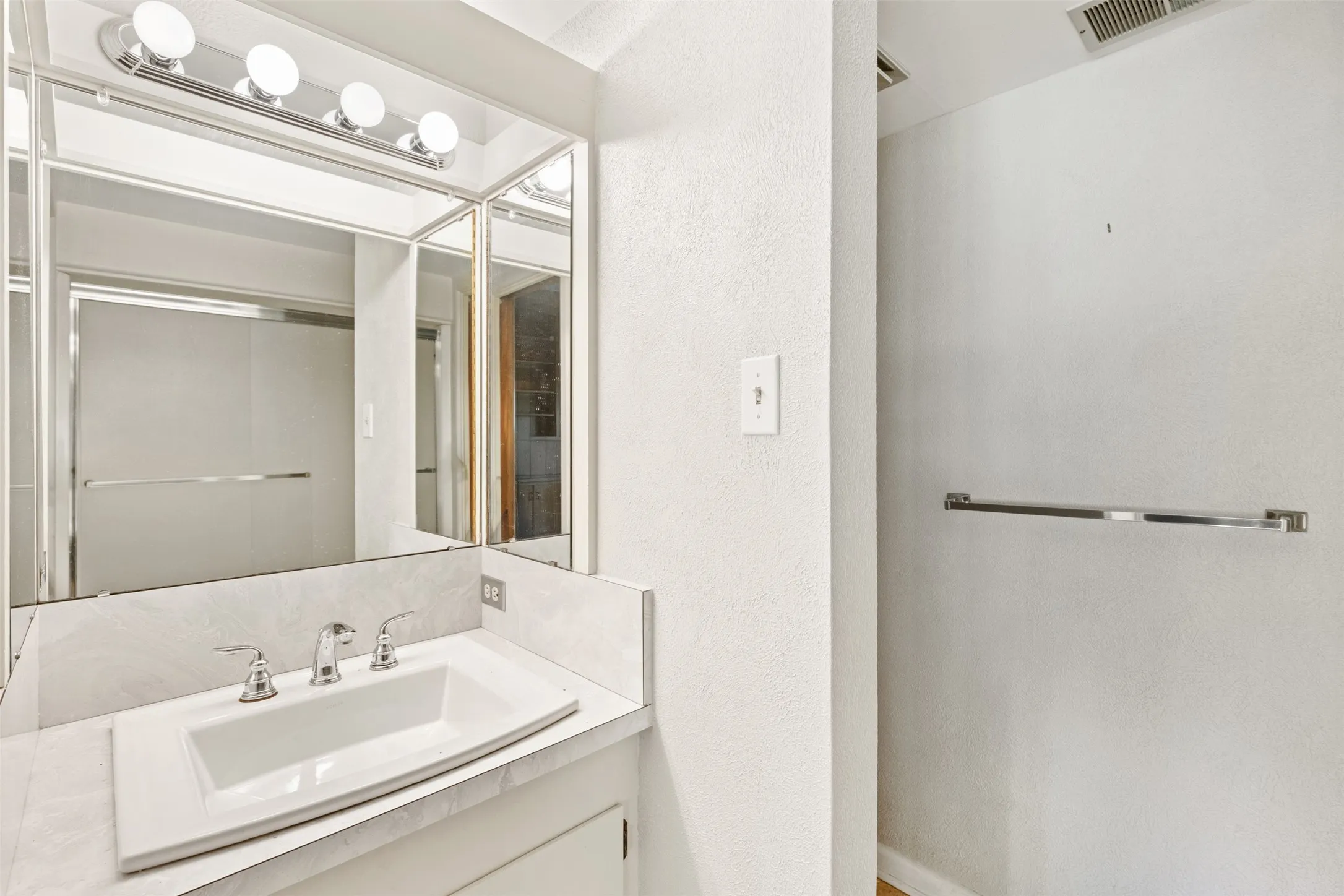 Single Family Residence For Sale in Dallas County , 7010 S Janmar Drive, Dallas, Texas 75230, 6 Bedroom, 4 Bathroom, 3 Garage spaces, 3,193 Sqft, built in 1958, mls#21404600, Real Estate Agent in Dallas, Homes For Sale in Dallas county, Homes For Sale in Dallas, Realtor in Dallas Texas, Real Estate Brokerage Independent Realty Texas, Luminita Cordes Realtor