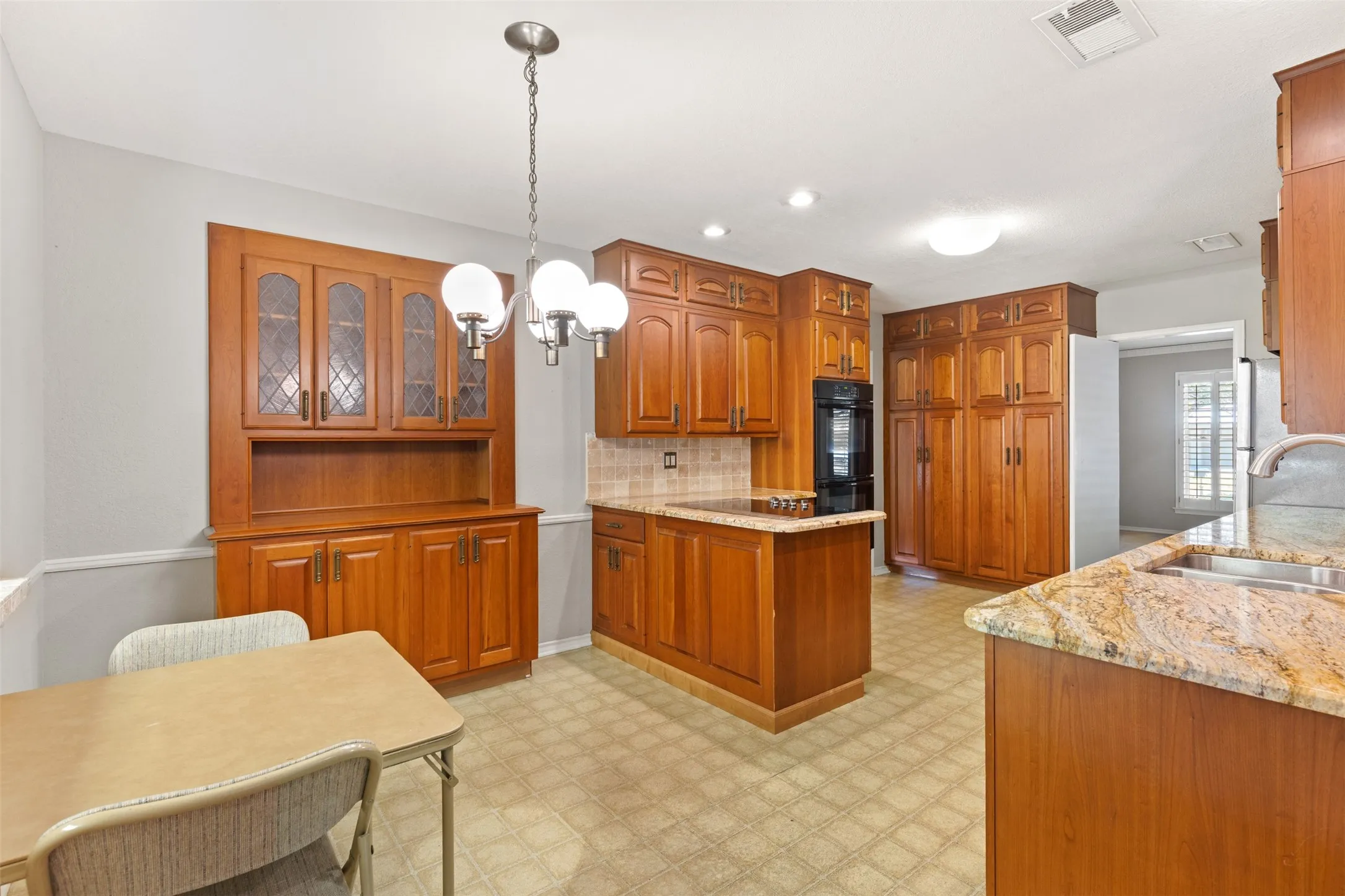 Single Family Residence For Sale in Dallas County , 7010 S Janmar Drive, Dallas, Texas 75230, 6 Bedroom, 4 Bathroom, 3 Garage spaces, 3,193 Sqft, built in 1958, mls#21404600, Real Estate Agent in Dallas, Homes For Sale in Dallas county, Homes For Sale in Dallas, Realtor in Dallas Texas, Real Estate Brokerage Independent Realty Texas, Luminita Cordes Realtor