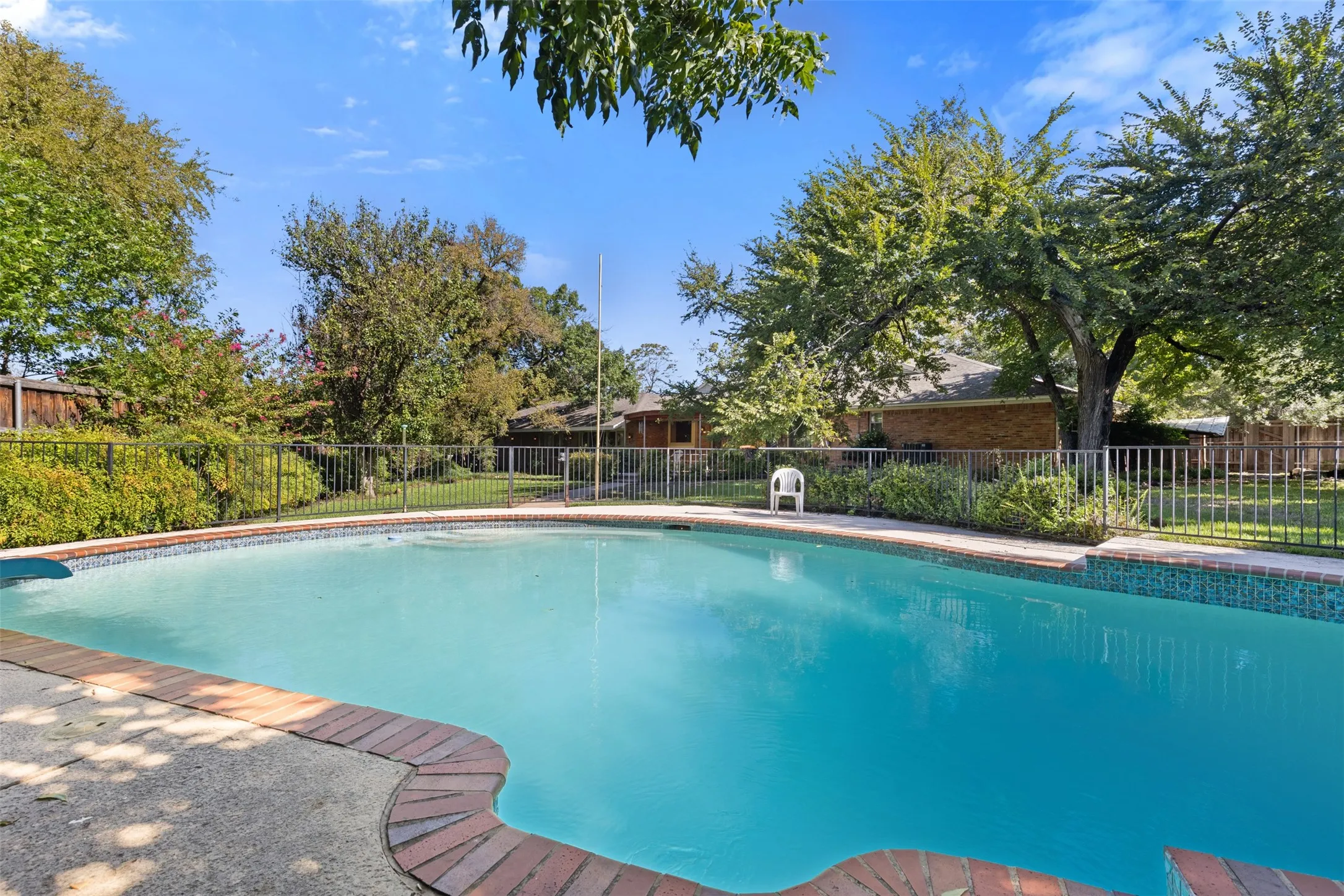 Single Family Residence For Sale in Dallas County , 7010 S Janmar Drive, Dallas, Texas 75230, 6 Bedroom, 4 Bathroom, 3 Garage spaces, 3,193 Sqft, built in 1958, mls#21404600, Real Estate Agent in Dallas, Homes For Sale in Dallas county, Homes For Sale in Dallas, Realtor in Dallas Texas, Real Estate Brokerage Independent Realty Texas, Luminita Cordes Realtor