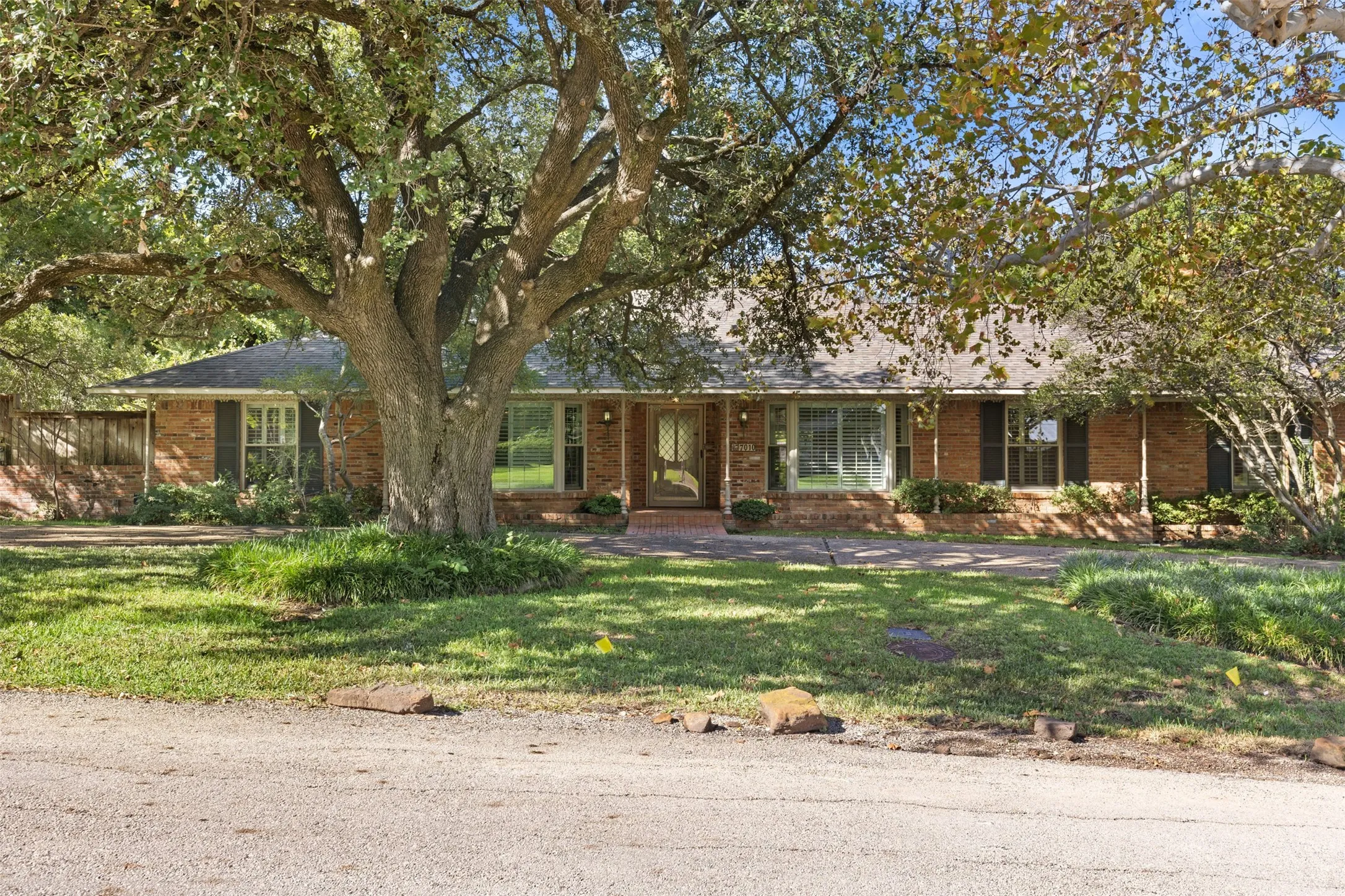 Single Family Residence For Sale in Dallas County , 7010 S Janmar Drive, Dallas, Texas 75230, 6 Bedroom, 4 Bathroom, 3 Garage spaces, 3,193 Sqft, built in 1958, mls#21404600, Real Estate Agent in Dallas, Homes For Sale in Dallas county, Homes For Sale in Dallas, Realtor in Dallas Texas, Real Estate Brokerage Independent Realty Texas, Luminita Cordes Realtor