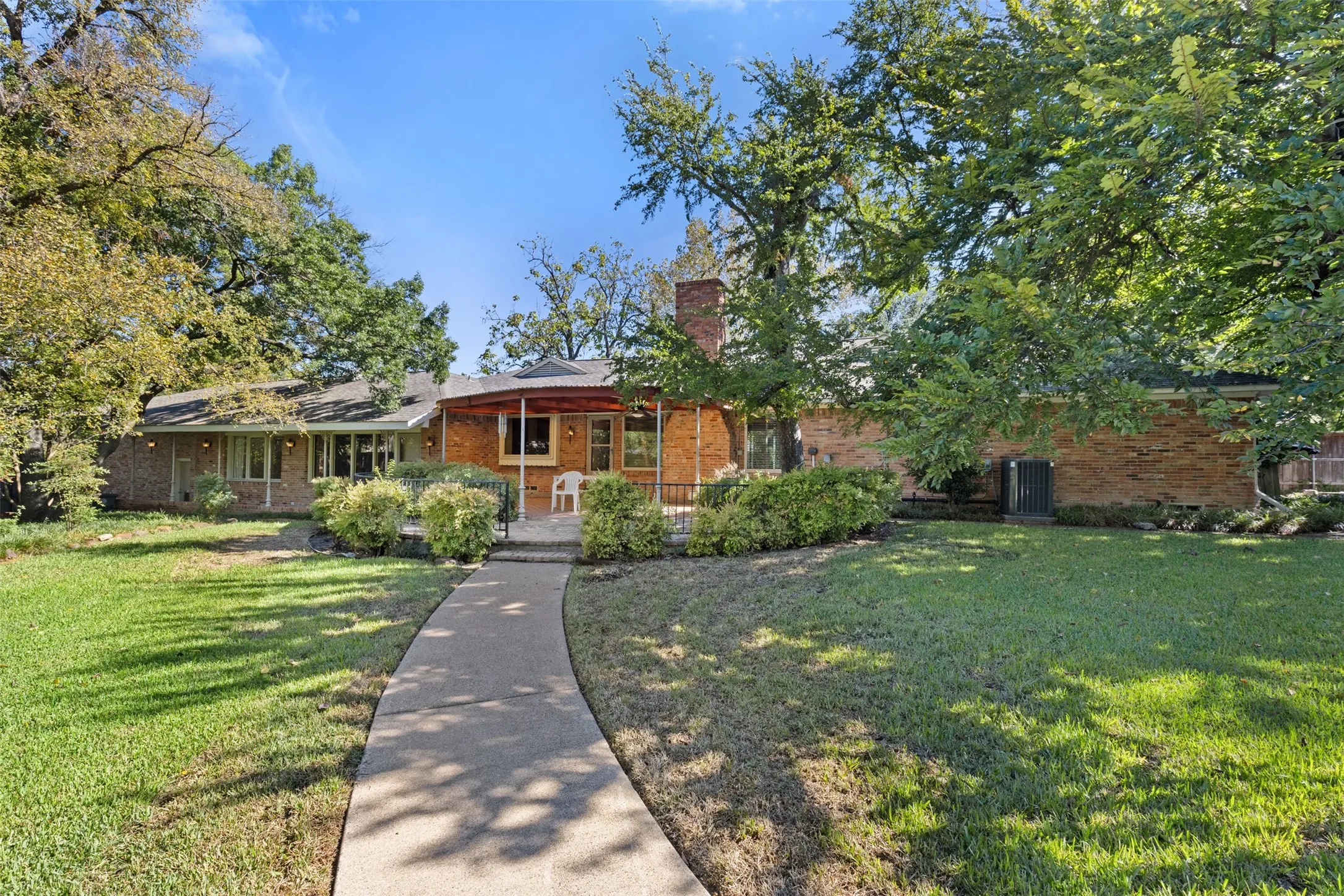 Single Family Residence For Sale in Dallas County , 7010 S Janmar Drive, Dallas, Texas 75230, 6 Bedroom, 4 Bathroom, 3 Garage spaces, 3,193 Sqft, built in 1958, mls#21404600, Real Estate Agent in Dallas, Homes For Sale in Dallas county, Homes For Sale in Dallas, Realtor in Dallas Texas, Real Estate Brokerage Independent Realty Texas, Luminita Cordes Realtor