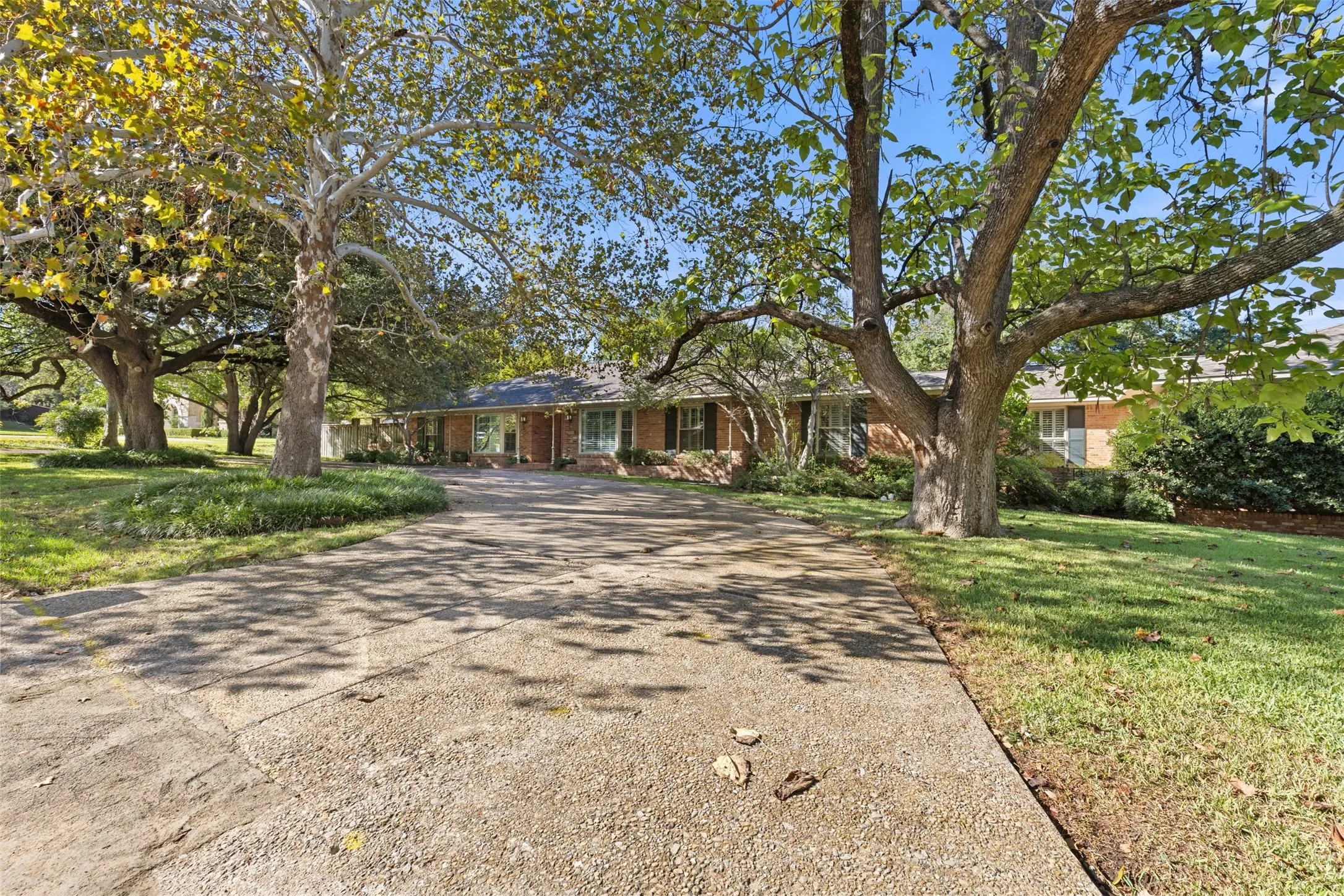 Single Family Residence For Sale in Dallas County , 7010 S Janmar Drive, Dallas, Texas 75230, 6 Bedroom, 4 Bathroom, 3 Garage spaces, 3,193 Sqft, built in 1958, mls#21404600, Real Estate Agent in Dallas, Homes For Sale in Dallas county, Homes For Sale in Dallas, Realtor in Dallas Texas, Real Estate Brokerage Independent Realty Texas, Luminita Cordes Realtor