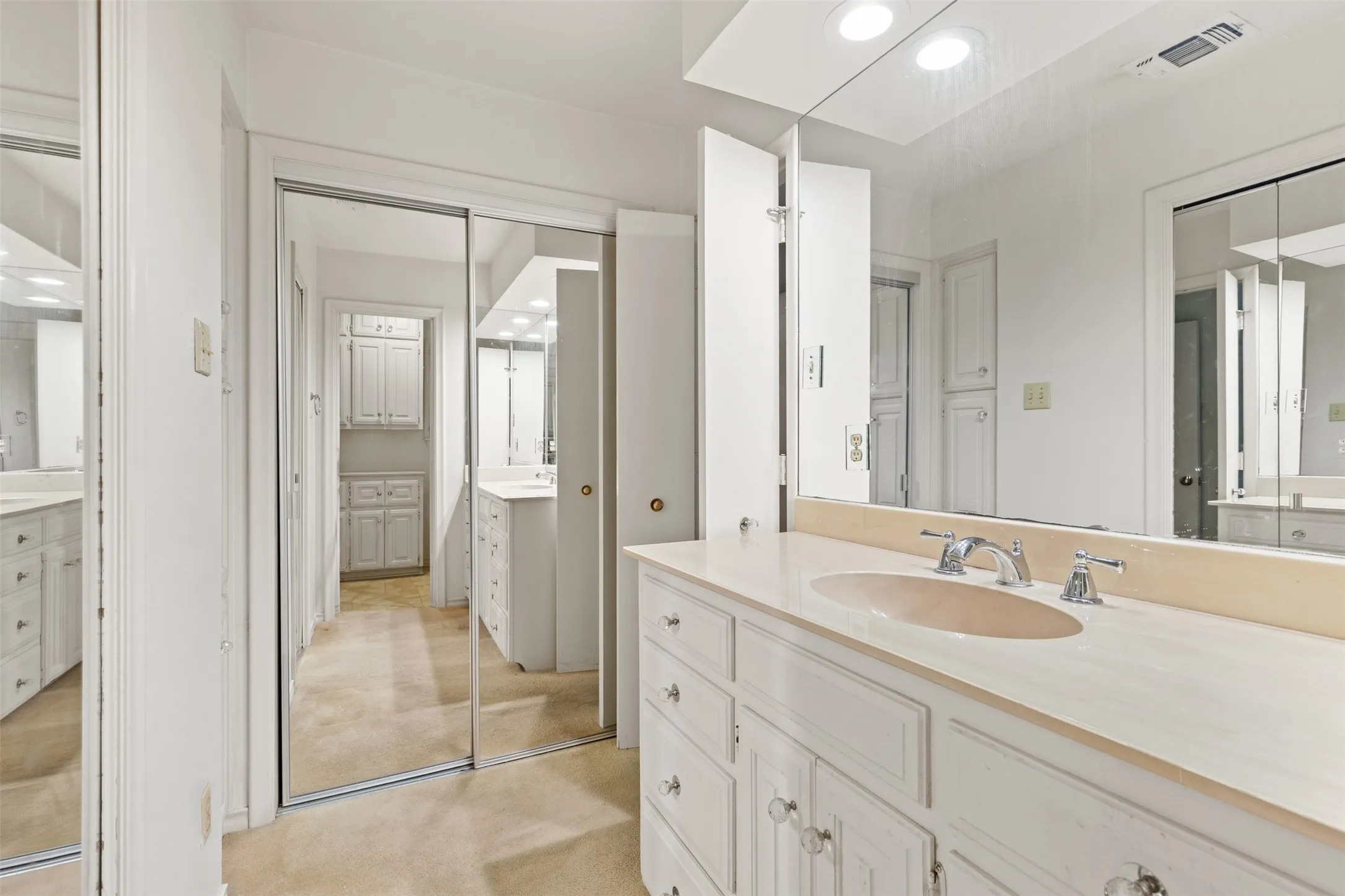 Single Family Residence For Sale in Dallas County , 7010 S Janmar Drive, Dallas, Texas 75230, 6 Bedroom, 4 Bathroom, 3 Garage spaces, 3,193 Sqft, built in 1958, mls#21404600, Real Estate Agent in Dallas, Homes For Sale in Dallas county, Homes For Sale in Dallas, Realtor in Dallas Texas, Real Estate Brokerage Independent Realty Texas, Luminita Cordes Realtor