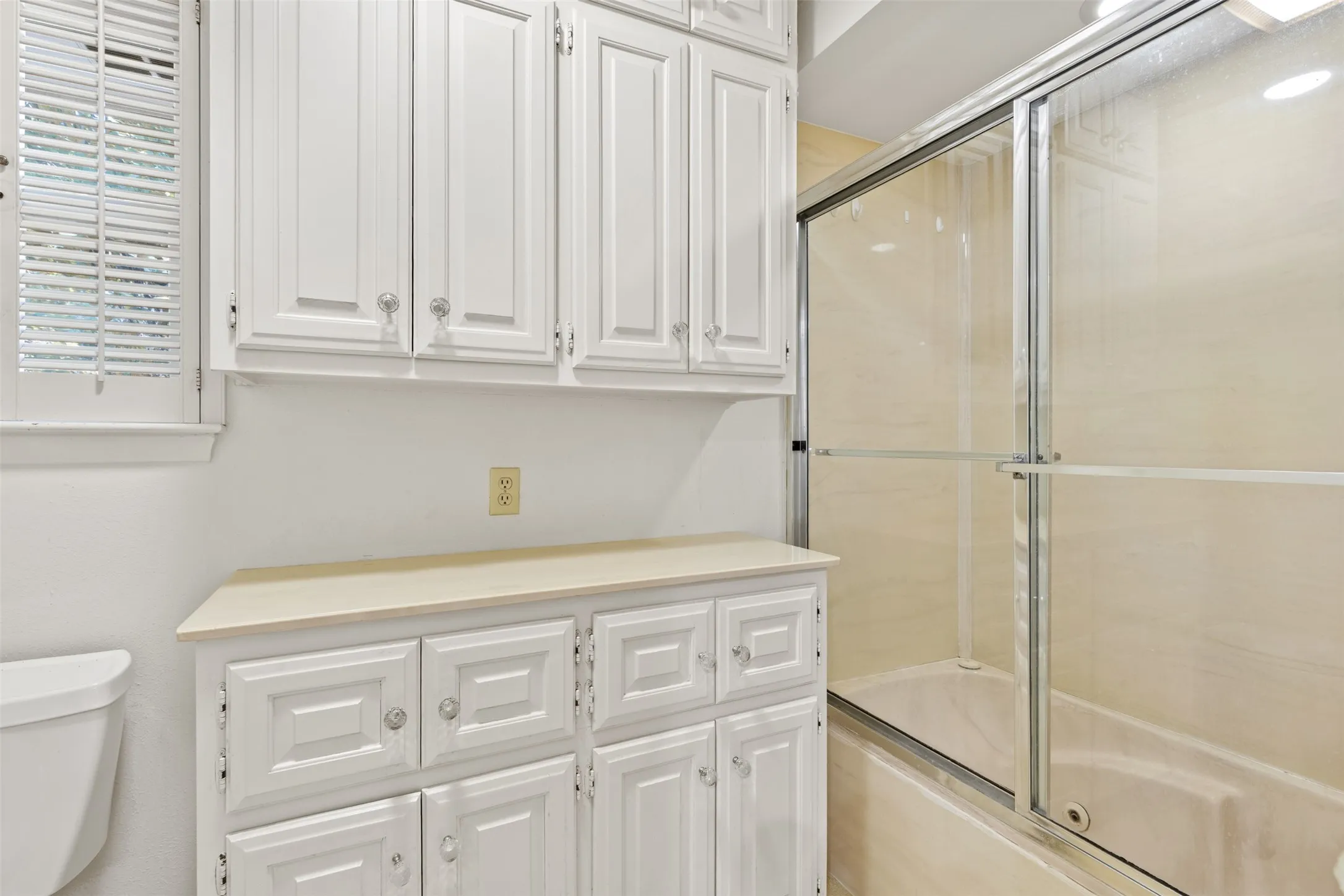 Single Family Residence For Sale in Dallas County , 7010 S Janmar Drive, Dallas, Texas 75230, 6 Bedroom, 4 Bathroom, 3 Garage spaces, 3,193 Sqft, built in 1958, mls#21404600, Real Estate Agent in Dallas, Homes For Sale in Dallas county, Homes For Sale in Dallas, Realtor in Dallas Texas, Real Estate Brokerage Independent Realty Texas, Luminita Cordes Realtor