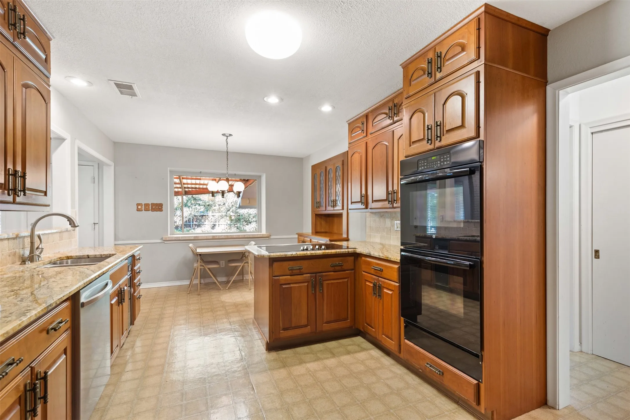 Single Family Residence For Sale in Dallas County , 7010 S Janmar Drive, Dallas, Texas 75230, 6 Bedroom, 4 Bathroom, 3 Garage spaces, 3,193 Sqft, built in 1958, mls#21404600, Real Estate Agent in Dallas, Homes For Sale in Dallas county, Homes For Sale in Dallas, Realtor in Dallas Texas, Real Estate Brokerage Independent Realty Texas, Luminita Cordes Realtor