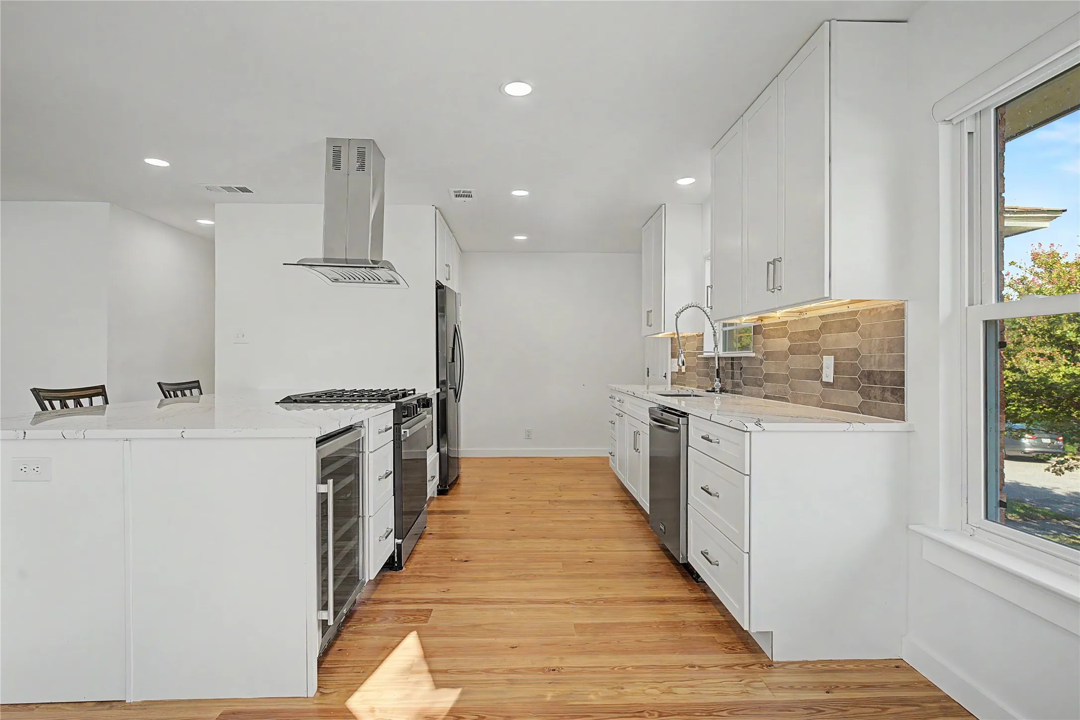 Single Family Residence For Sale in Dallas County , 103 S Plymouth Road, Dallas, Texas 75211, 3 Bedroom, 2 Bathroom, 2 Garage spaces, 1,733 Sqft, built in 1952, mls#21404438, Real Estate Agent in Dallas, Homes For Sale in Dallas county, Homes For Sale in Dallas, Realtor in Dallas Texas, Real Estate Brokerage Independent Realty Texas, Luminita Cordes Realtor
