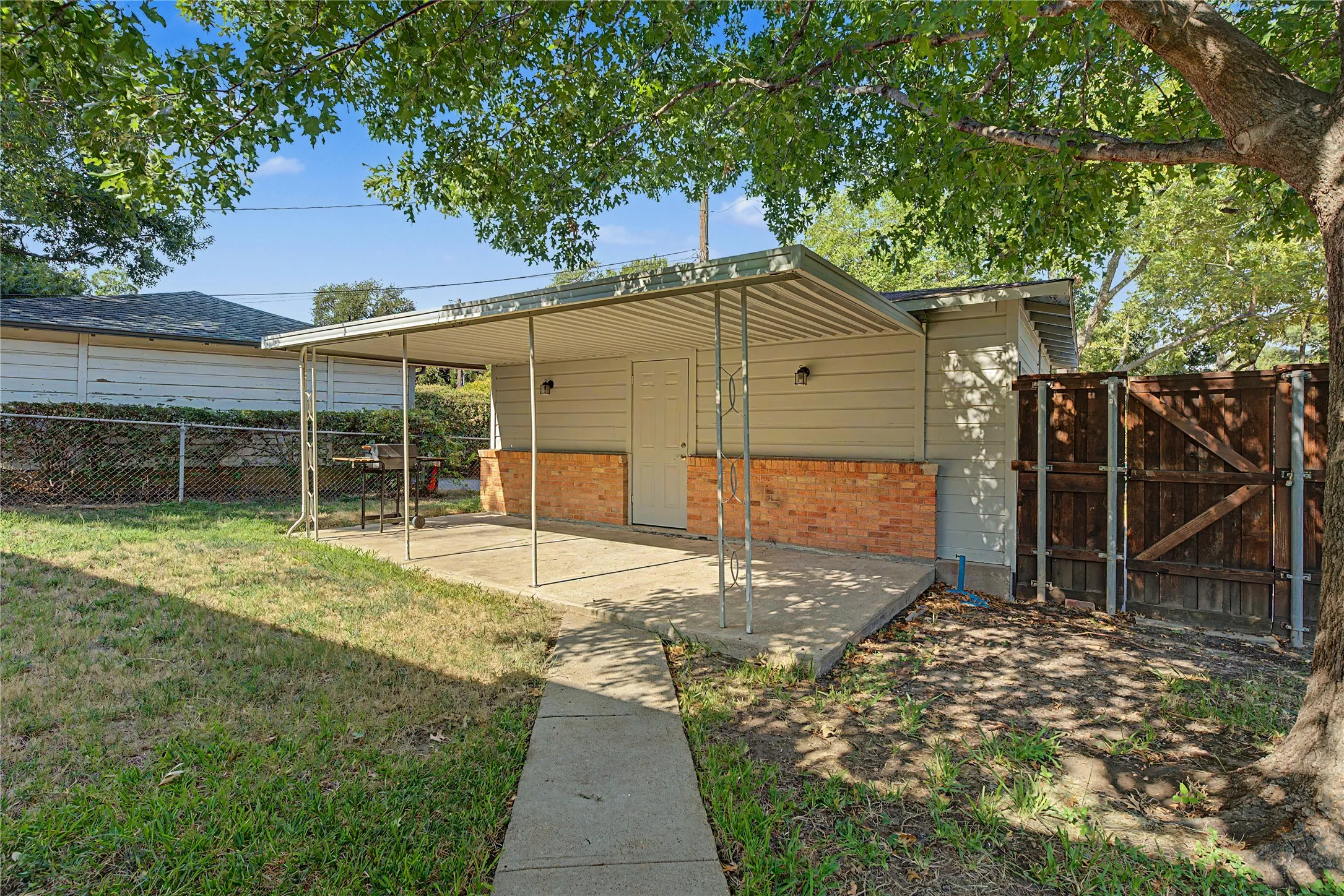 Single Family Residence For Sale in Dallas County , 103 S Plymouth Road, Dallas, Texas 75211, 3 Bedroom, 2 Bathroom, 2 Garage spaces, 1,733 Sqft, built in 1952, mls#21404438, Real Estate Agent in Dallas, Homes For Sale in Dallas county, Homes For Sale in Dallas, Realtor in Dallas Texas, Real Estate Brokerage Independent Realty Texas, Luminita Cordes Realtor