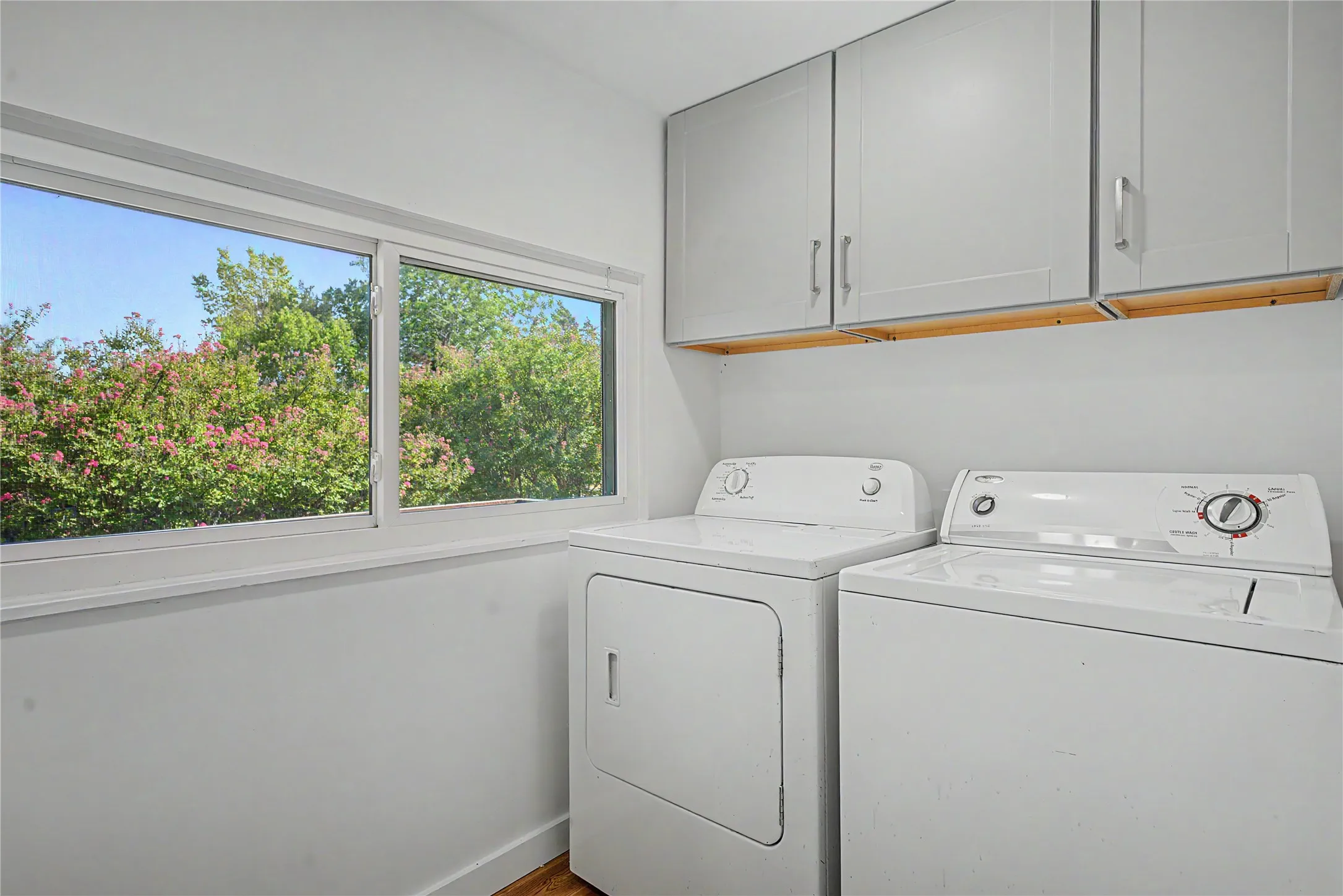 Single Family Residence For Sale in Dallas County , 103 S Plymouth Road, Dallas, Texas 75211, 3 Bedroom, 2 Bathroom, 2 Garage spaces, 1,733 Sqft, built in 1952, mls#21404438, Real Estate Agent in Dallas, Homes For Sale in Dallas county, Homes For Sale in Dallas, Realtor in Dallas Texas, Real Estate Brokerage Independent Realty Texas, Luminita Cordes Realtor