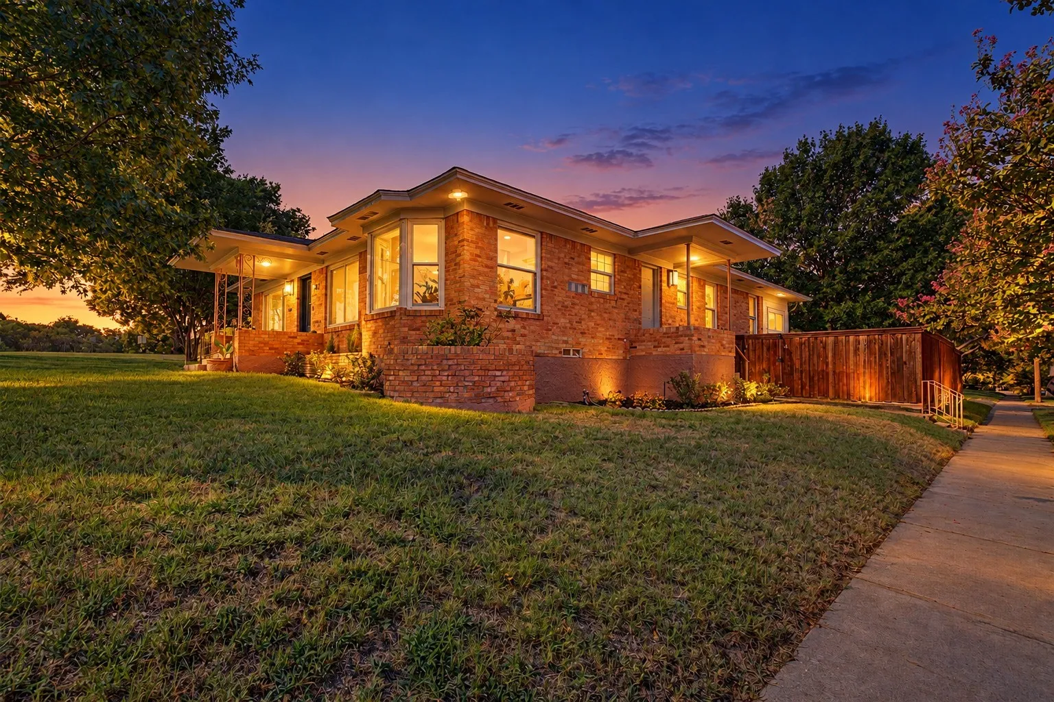 Single Family Residence For Sale in Dallas County , 103 S Plymouth Road, Dallas, Texas 75211, 3 Bedroom, 2 Bathroom, 2 Garage spaces, 1,733 Sqft, built in 1952, mls#21404438, Real Estate Agent in Dallas, Homes For Sale in Dallas county, Homes For Sale in Dallas, Realtor in Dallas Texas, Real Estate Brokerage Independent Realty Texas, Luminita Cordes Realtor