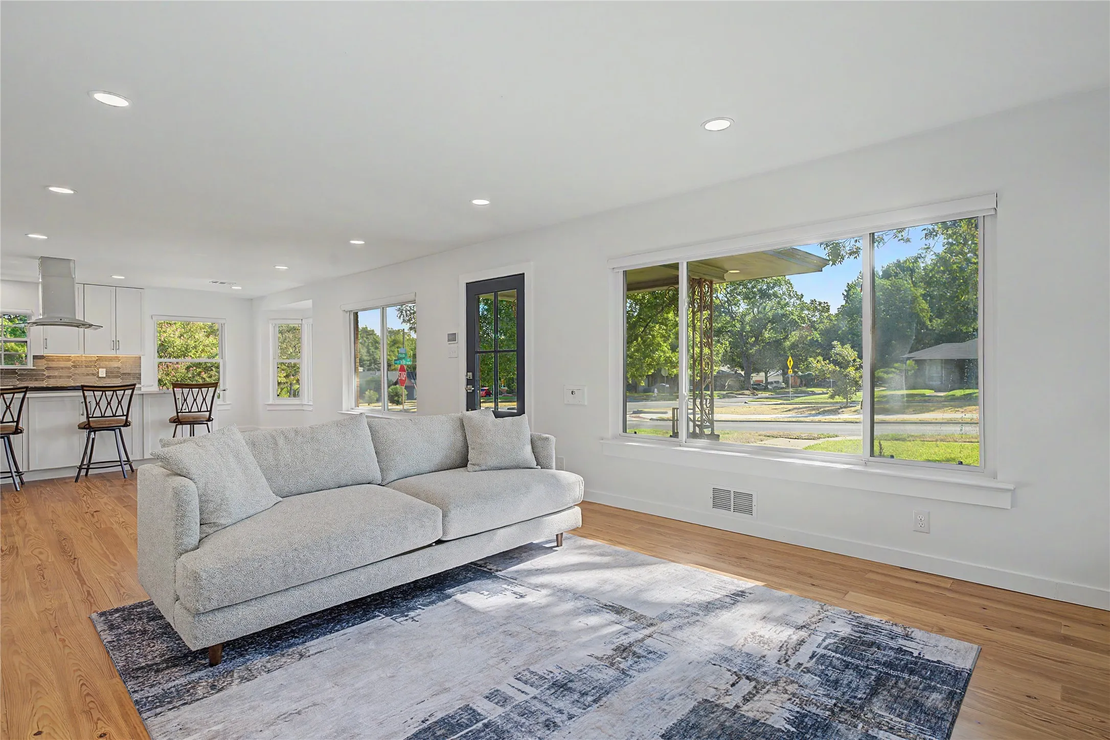 Single Family Residence For Sale in Dallas County , 103 S Plymouth Road, Dallas, Texas 75211, 3 Bedroom, 2 Bathroom, 2 Garage spaces, 1,733 Sqft, built in 1952, mls#21404438, Real Estate Agent in Dallas, Homes For Sale in Dallas county, Homes For Sale in Dallas, Realtor in Dallas Texas, Real Estate Brokerage Independent Realty Texas, Luminita Cordes Realtor