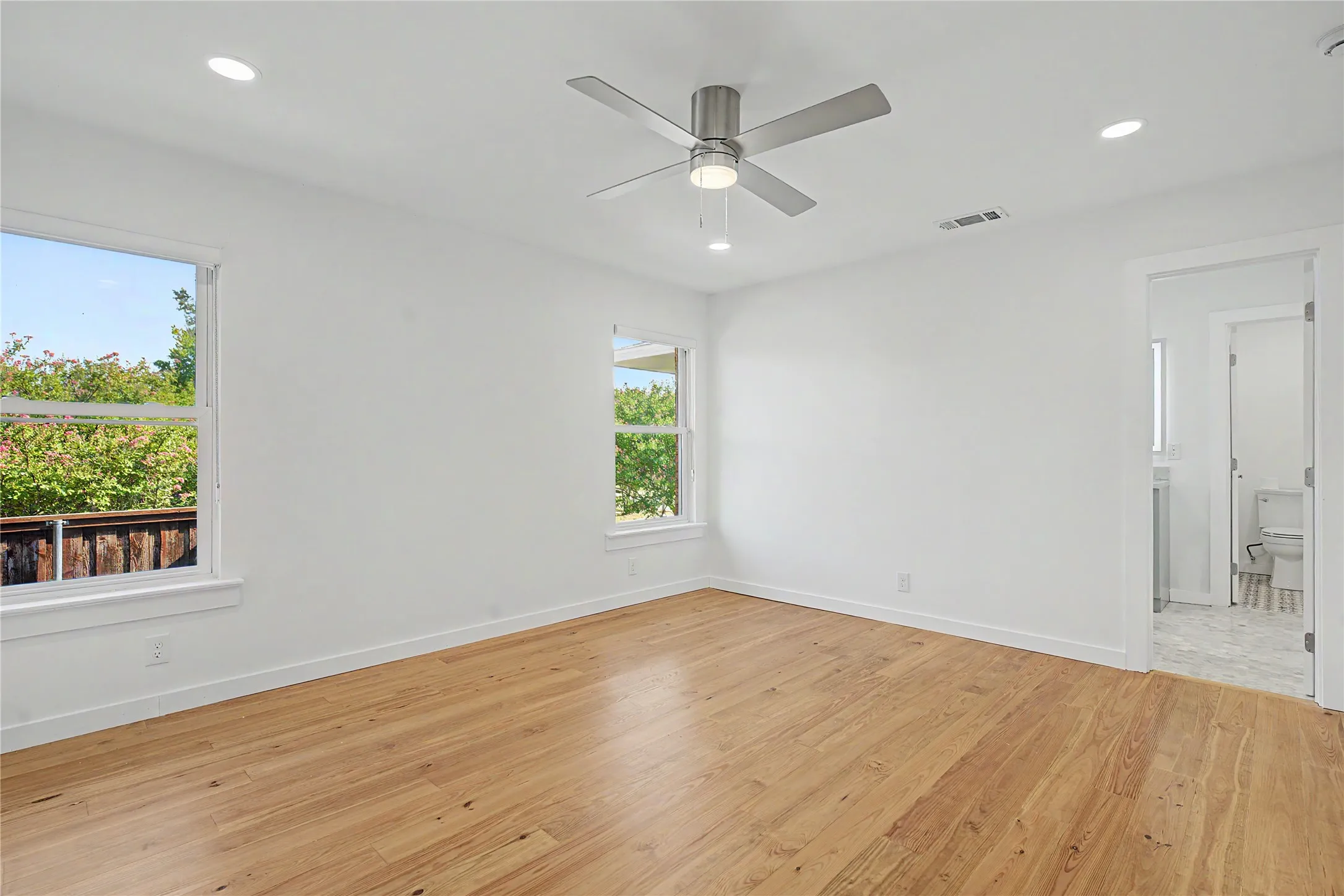 Single Family Residence For Sale in Dallas County , 103 S Plymouth Road, Dallas, Texas 75211, 3 Bedroom, 2 Bathroom, 2 Garage spaces, 1,733 Sqft, built in 1952, mls#21404438, Real Estate Agent in Dallas, Homes For Sale in Dallas county, Homes For Sale in Dallas, Realtor in Dallas Texas, Real Estate Brokerage Independent Realty Texas, Luminita Cordes Realtor