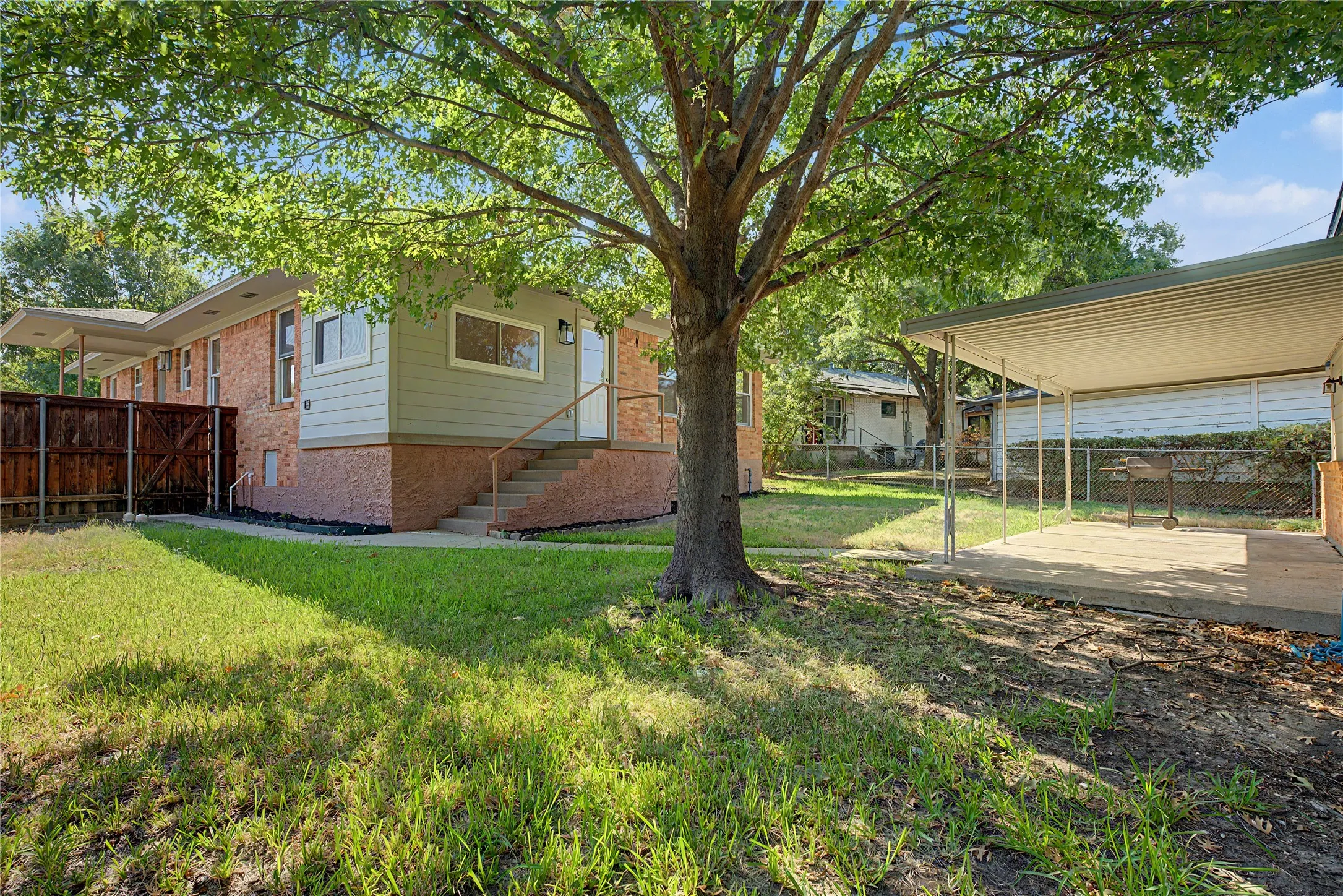 Single Family Residence For Sale in Dallas County , 103 S Plymouth Road, Dallas, Texas 75211, 3 Bedroom, 2 Bathroom, 2 Garage spaces, 1,733 Sqft, built in 1952, mls#21404438, Real Estate Agent in Dallas, Homes For Sale in Dallas county, Homes For Sale in Dallas, Realtor in Dallas Texas, Real Estate Brokerage Independent Realty Texas, Luminita Cordes Realtor