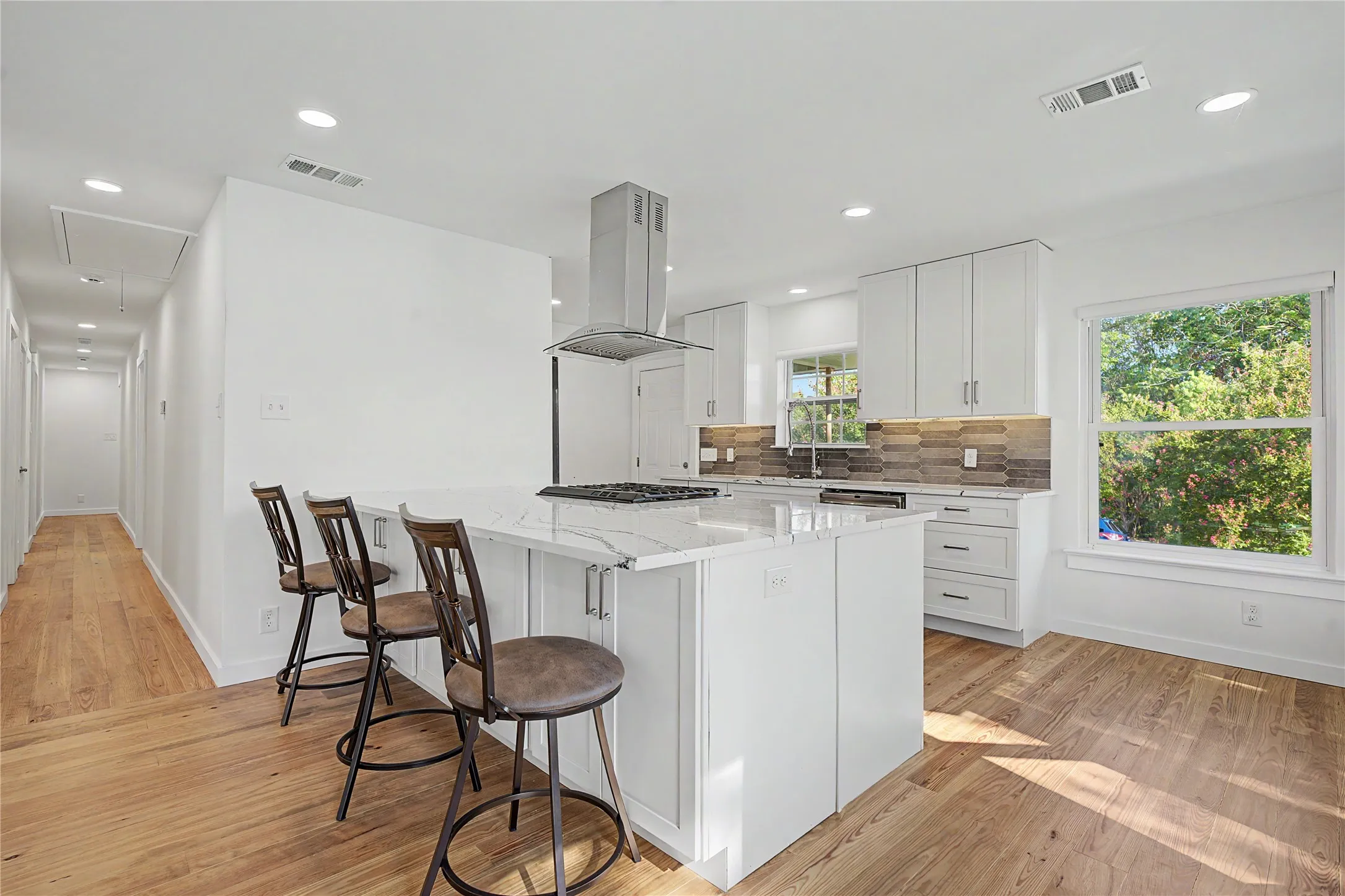 Single Family Residence For Sale in Dallas County , 103 S Plymouth Road, Dallas, Texas 75211, 3 Bedroom, 2 Bathroom, 2 Garage spaces, 1,733 Sqft, built in 1952, mls#21404438, Real Estate Agent in Dallas, Homes For Sale in Dallas county, Homes For Sale in Dallas, Realtor in Dallas Texas, Real Estate Brokerage Independent Realty Texas, Luminita Cordes Realtor