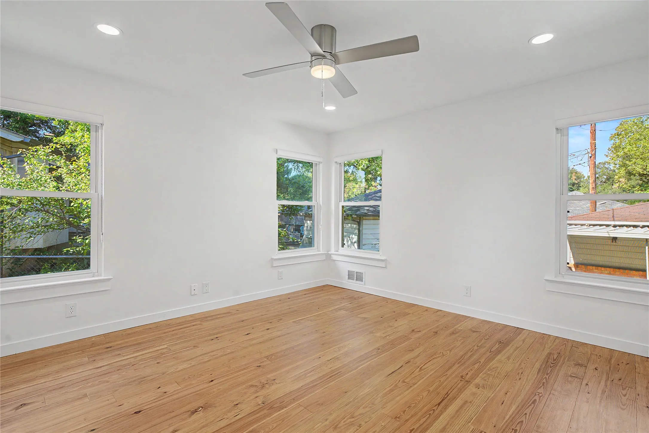 Single Family Residence For Sale in Dallas County , 103 S Plymouth Road, Dallas, Texas 75211, 3 Bedroom, 2 Bathroom, 2 Garage spaces, 1,733 Sqft, built in 1952, mls#21404438, Real Estate Agent in Dallas, Homes For Sale in Dallas county, Homes For Sale in Dallas, Realtor in Dallas Texas, Real Estate Brokerage Independent Realty Texas, Luminita Cordes Realtor